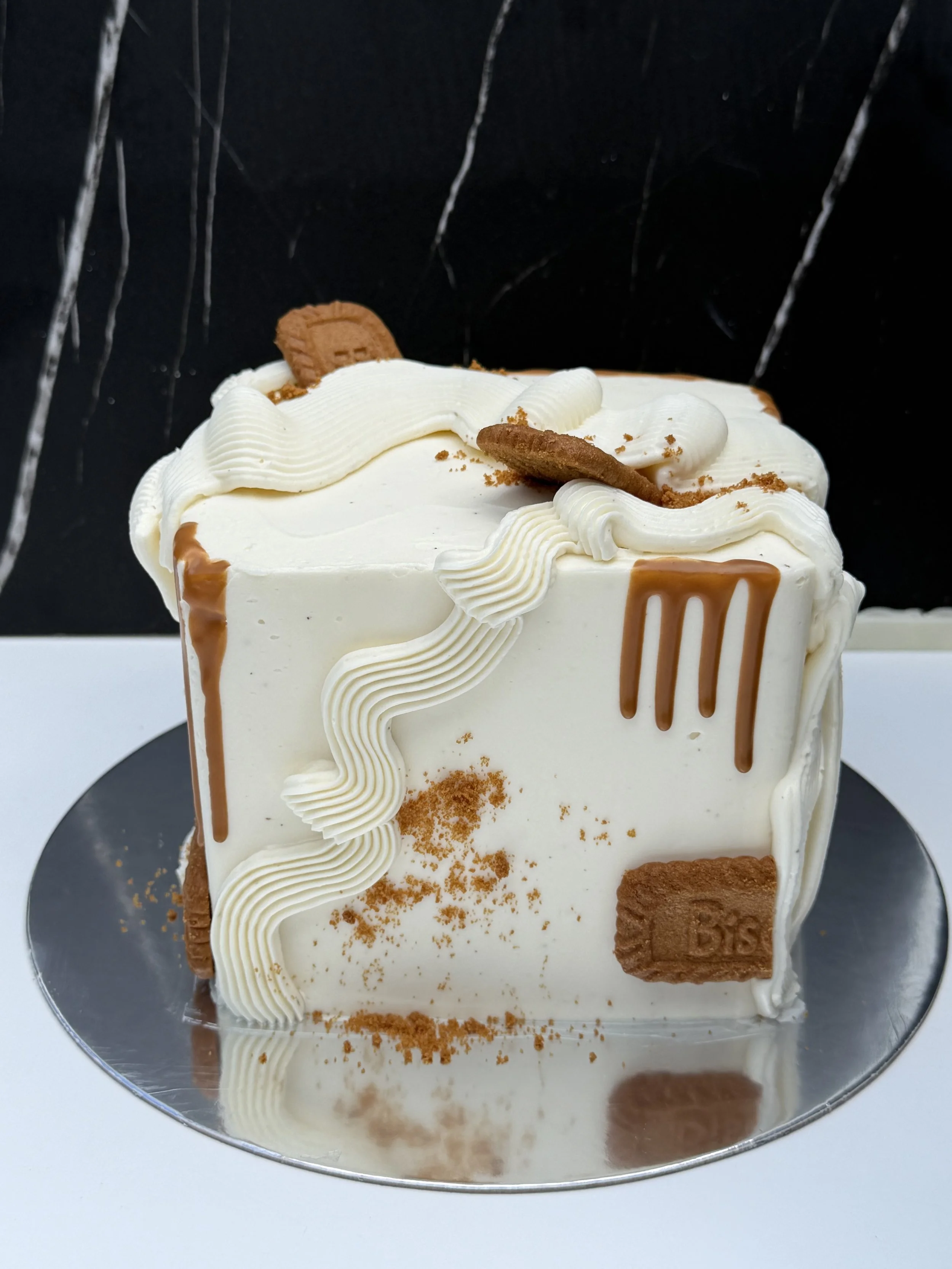 Vanilla cake with a Biscoff cookie filling