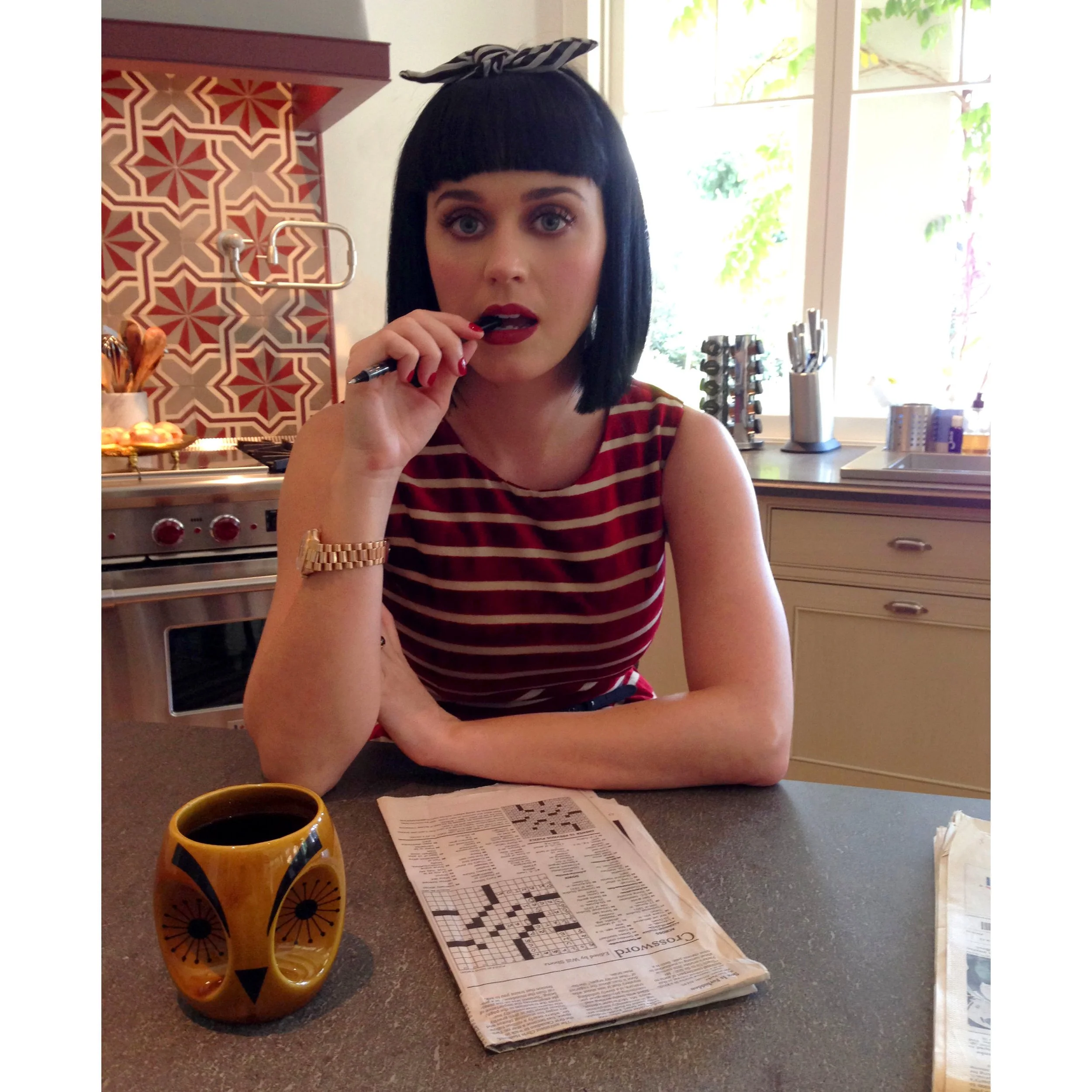 KATY PERRY SOLVING DAVID'S CROSSWORD