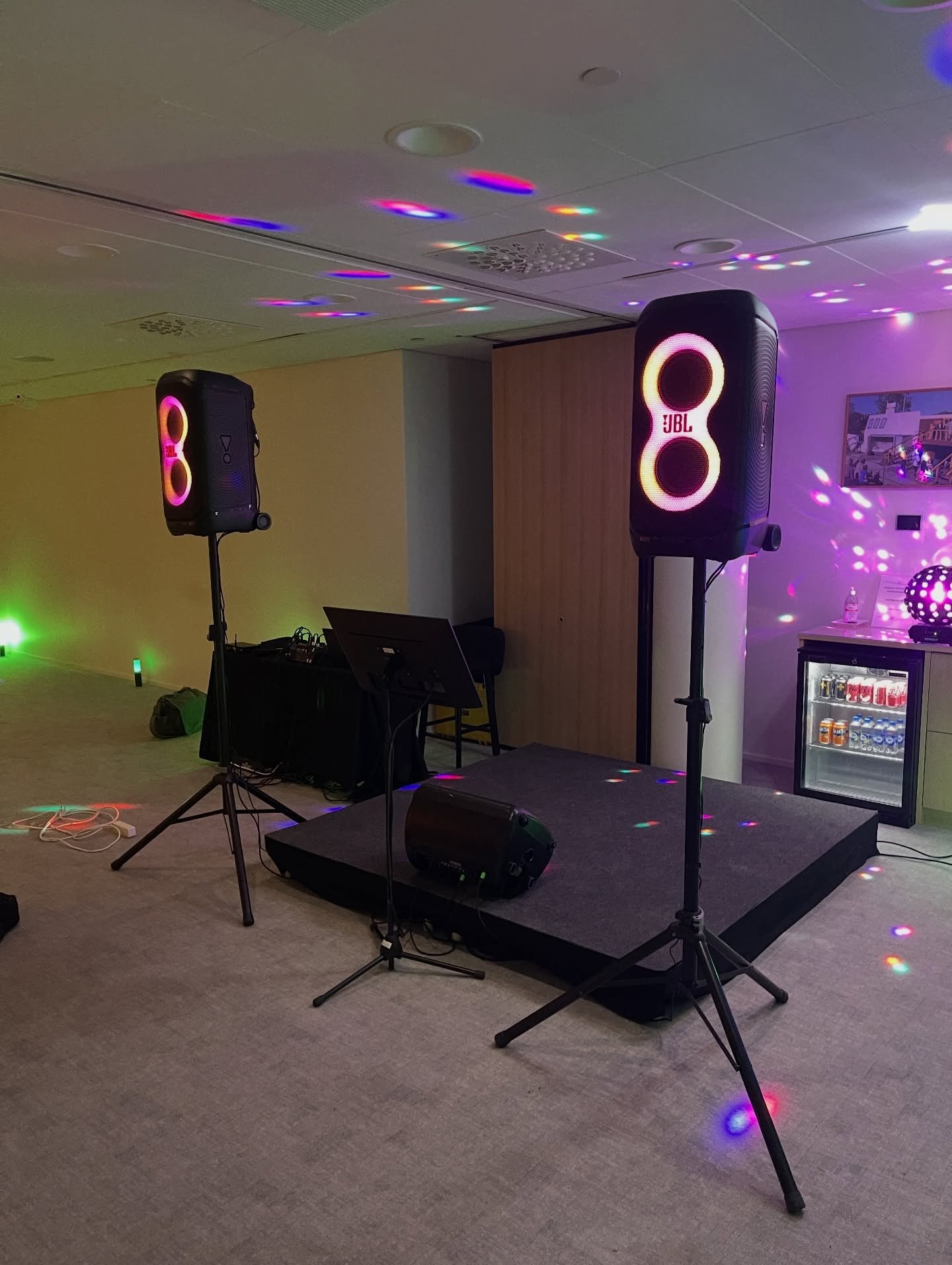 Tunnelmavalot tekem&auml;ss&auml; ihmeit&auml;!

Onko juhlat tulossa? Kutsu sin&auml; vieraat ja anna minun huolehtia tekniikasta!

&Auml;&auml;nentoisto 🔊 | Valot 💡| Tarvittava tietotekniikka 💻

Karaoke, juhlapuheet, taustamusiikki ja -videot, pr