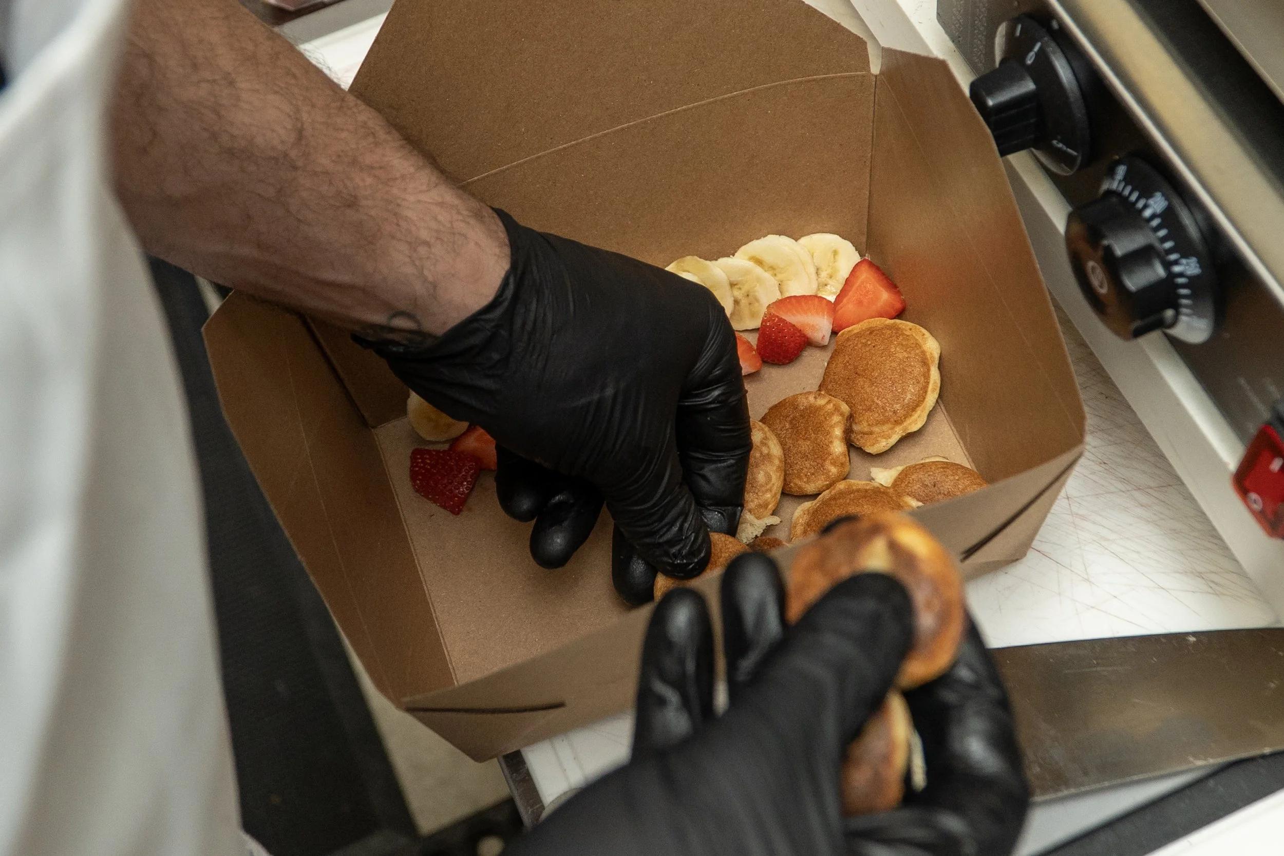  Abood Sluimen arranges mini pancakes in a box at Zee’s Munchies in San Francisco on March 21, 2026. (Neal Wong / Richmond Review) 