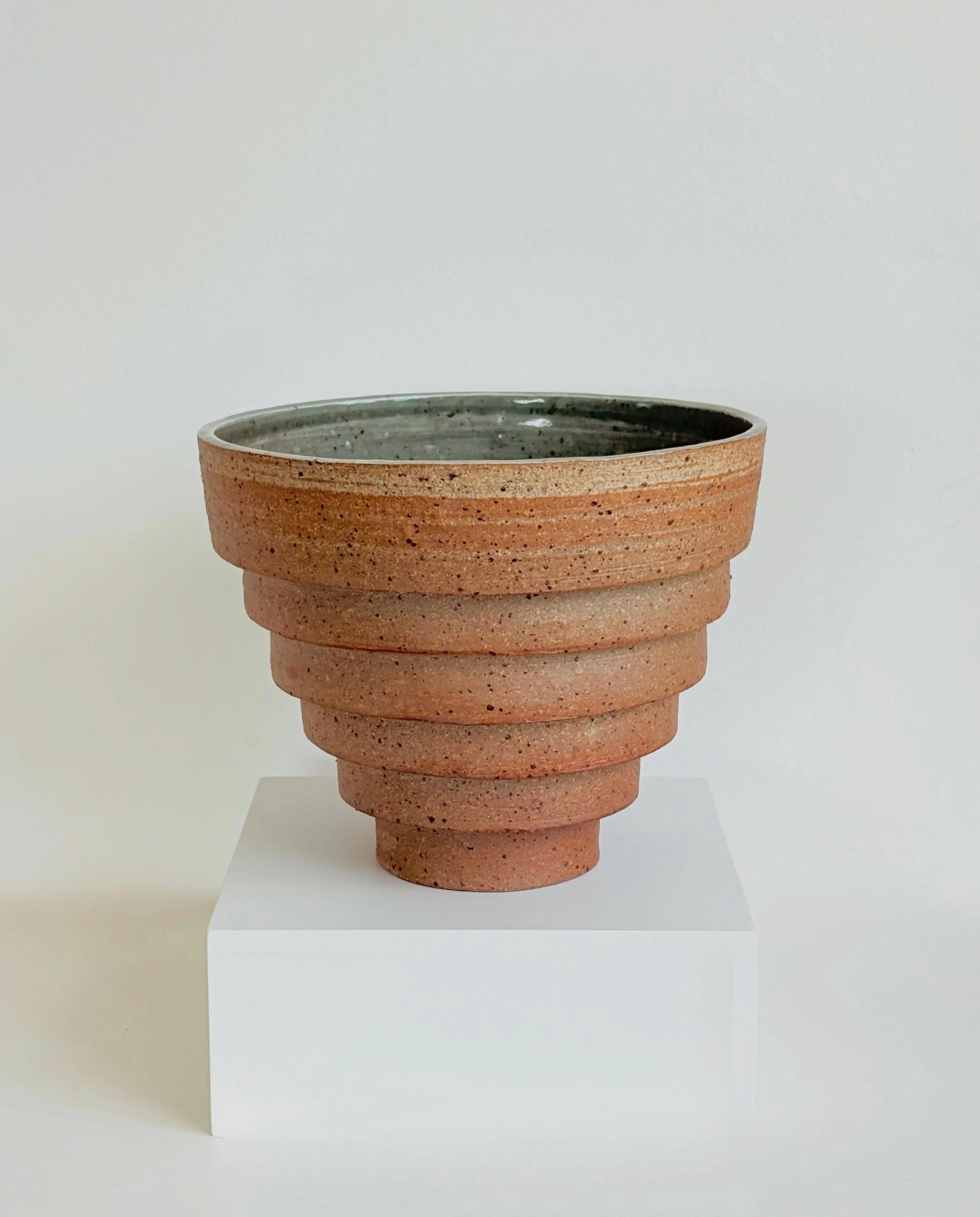 Tiered Earth I

Wheel-thrown sculptural bowl, unglazed on the exterior and finished inside with porcelain slip and celadon glaze. Reduction-fired in a gas kiln.

21 cm W &times; 18 cm H