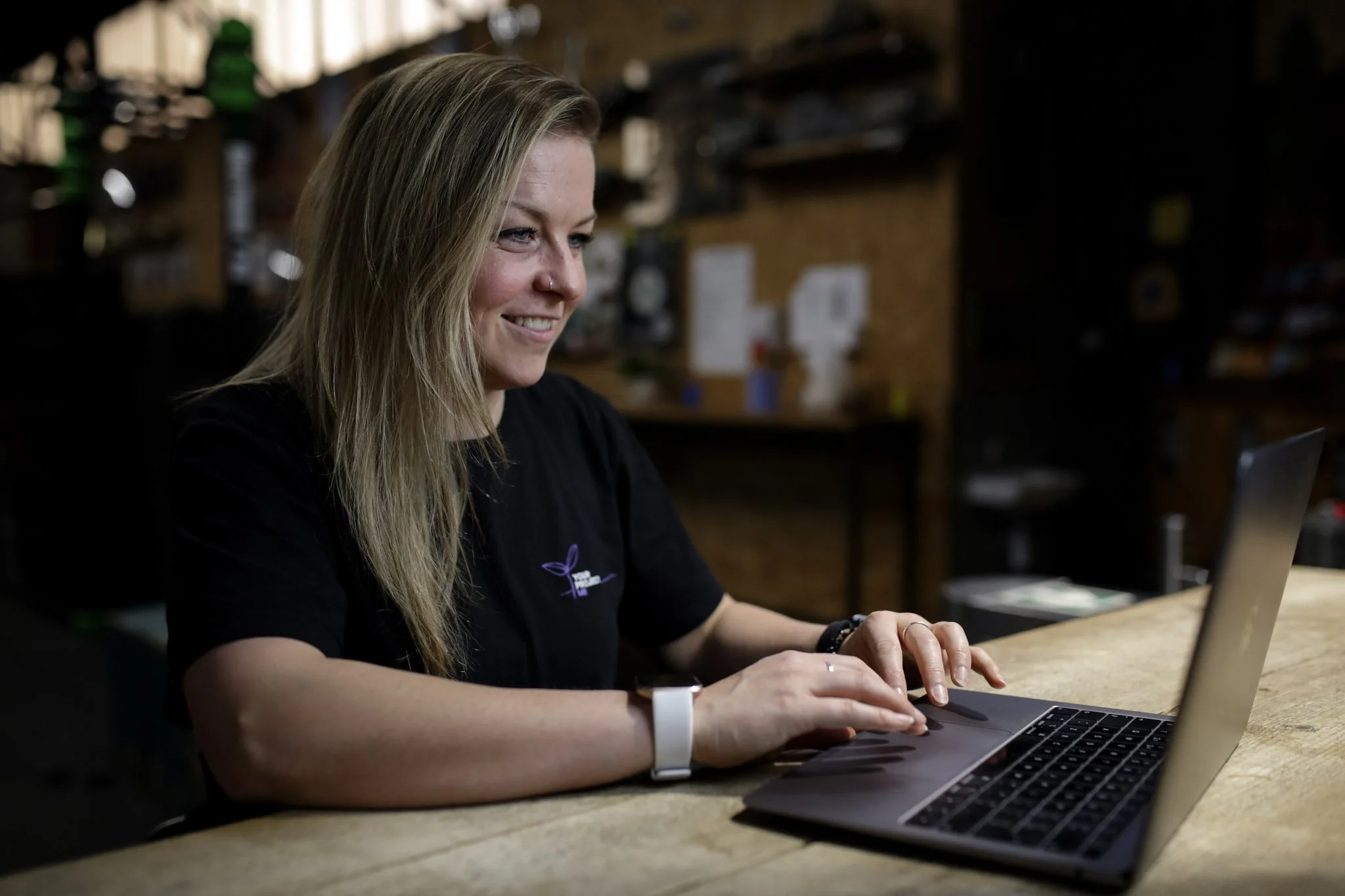 A female online fitness coach is supporting her clients beyond the sessions in coaching calls and check ins.