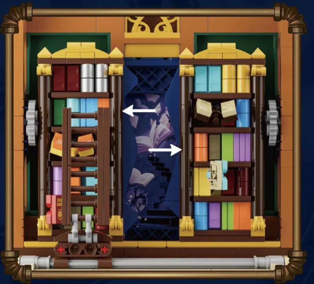 Une bibliothèque en LEGO avec des étagères remplies de livres colorés, des roues mécaniques et des tuyaux en cuivre décoratifs.