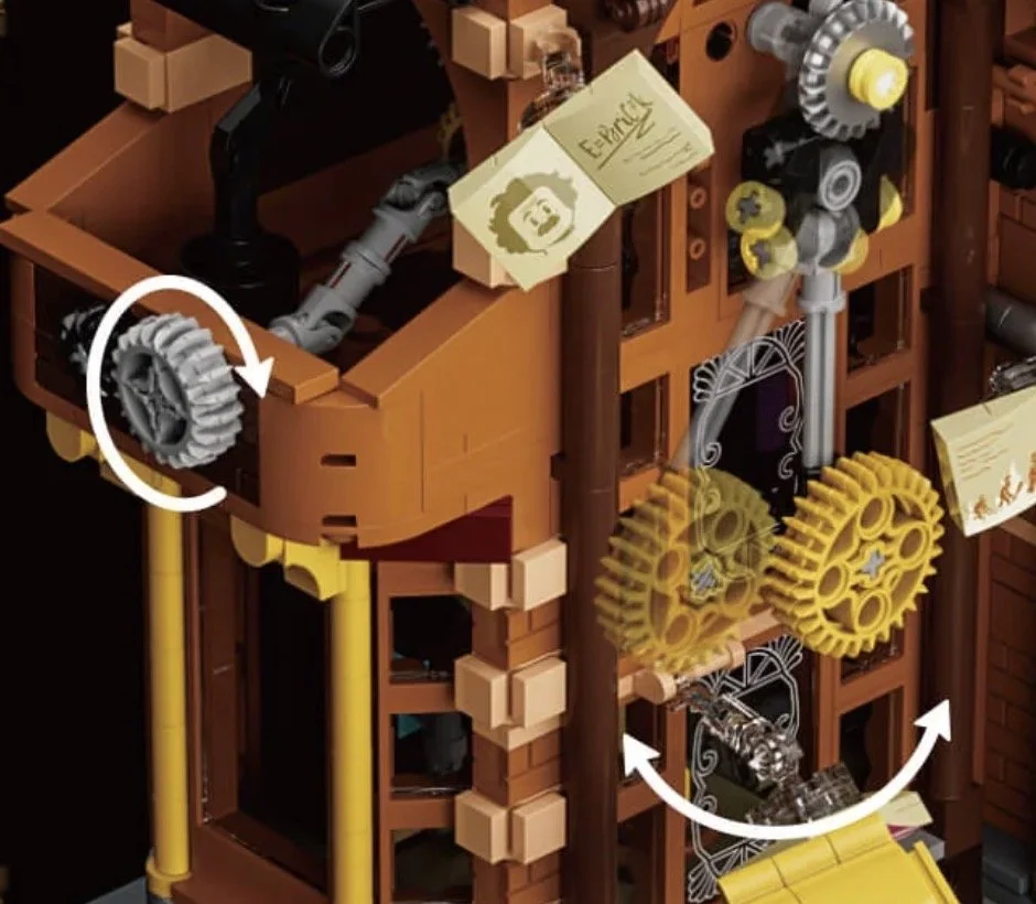 Construction en briques LEGO d'une machine à engrenages avec des engrenages gris et jaunes, une carte en forme de ticket, et plusieurs parties en plastique, monté sur une structure en briques LEGO.