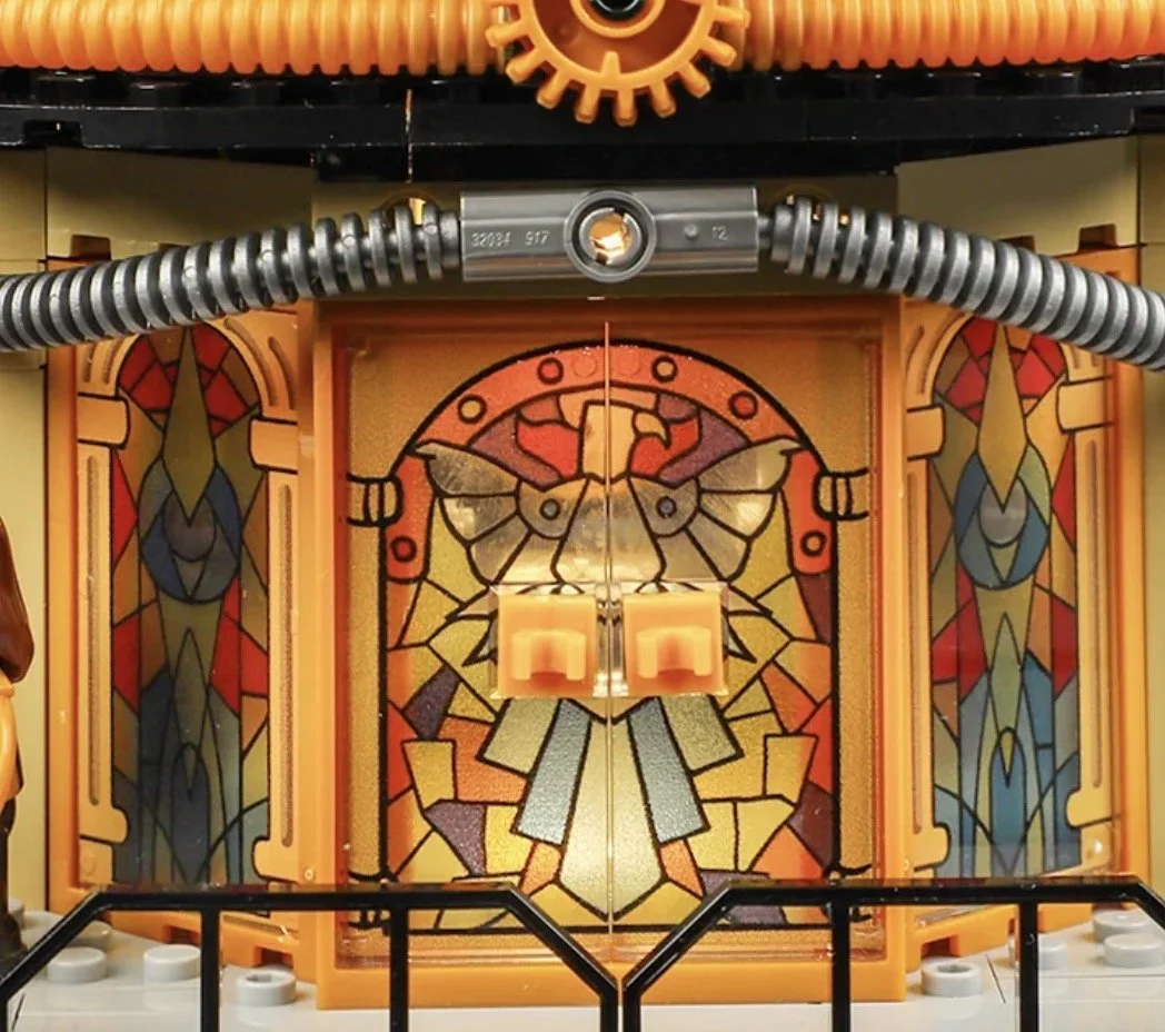 Une scène de flipper avec un décor coloré représentant une face d'abeille ou de mouche dans un style mosaïque.