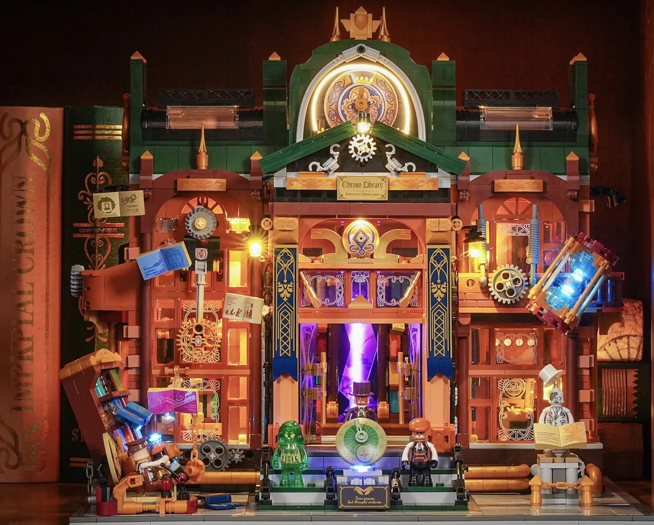 Construction LEGO représentant une bibliothèque baroque avec des engrenages, des lampes, des personnages et des éléments lumineux, portant une plaque 'Chrono Library'.