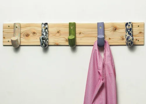 Multi+wood+hanger+with+shirt_photo+by+Sunna+Ben.webp