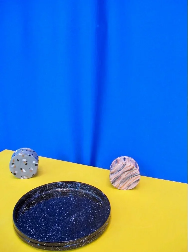 3_black_speckled_plate_containers.webp