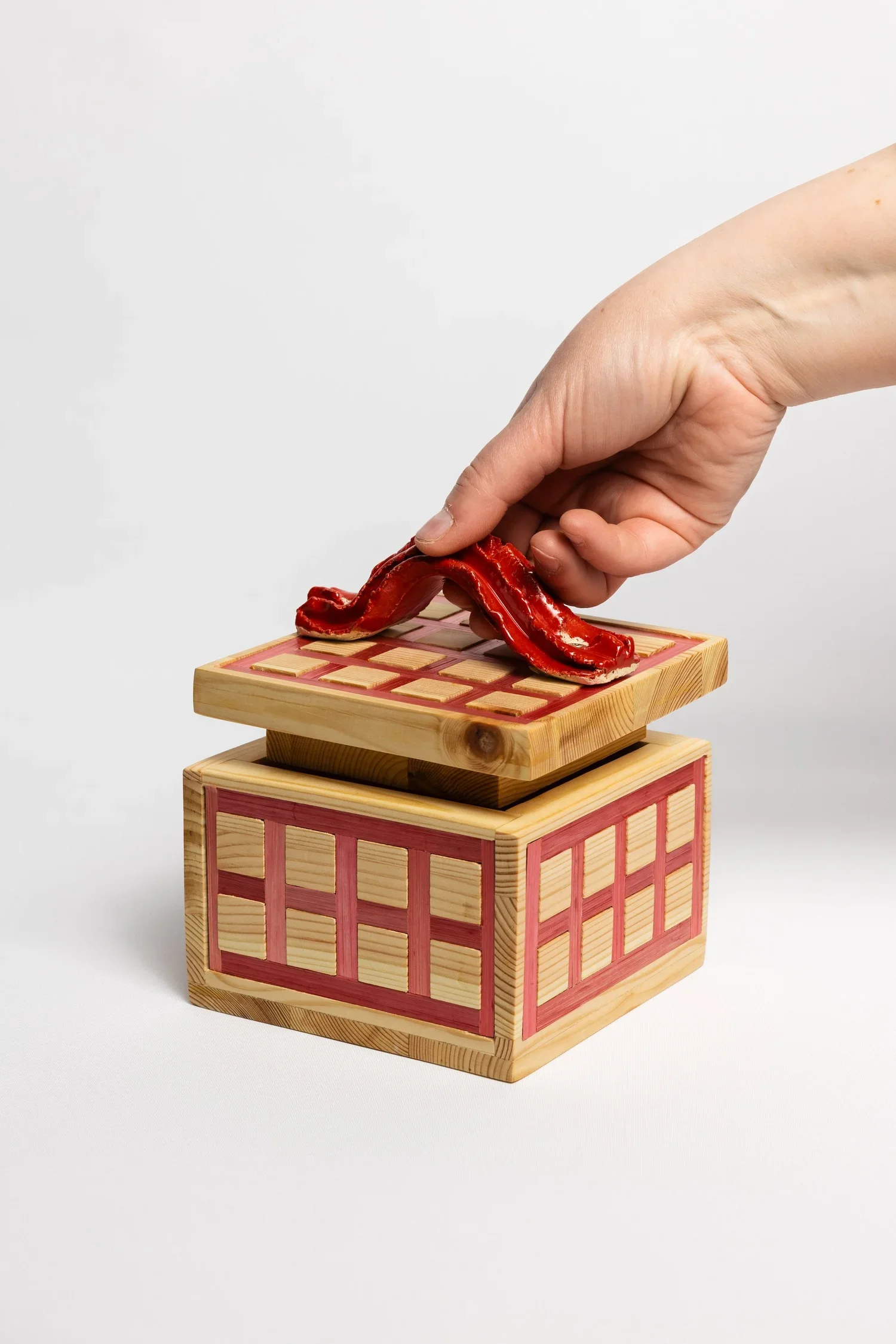Straw_grid_box_open.webp
