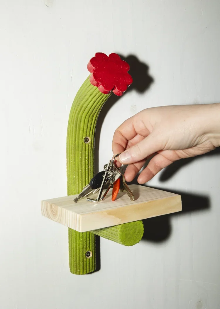 Flower+shelf_taking+keys_photo+by+Sunna+Ben.webp