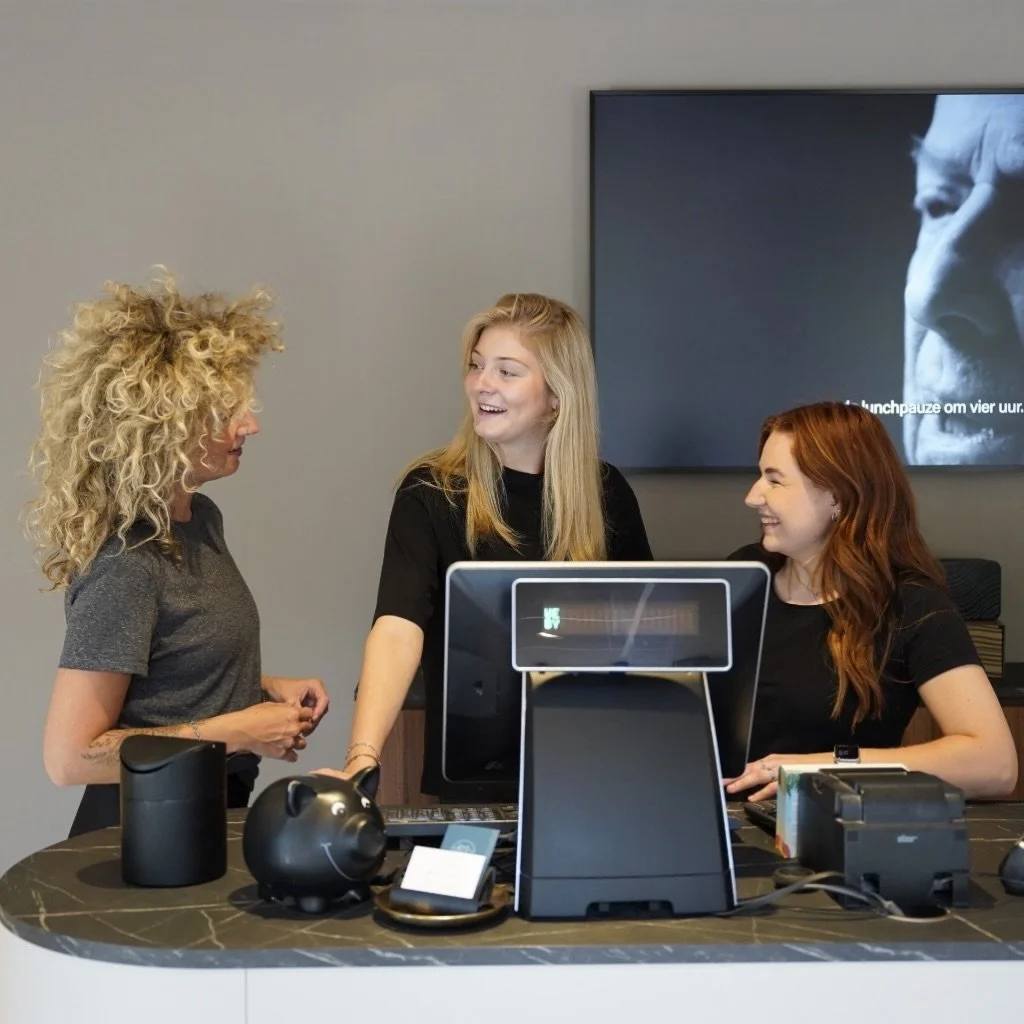 By Essyl werken met een heel gezellig en ambitieus team van professionals (in opleiding) 🤩 We staan altijd open voor mensen die dit team zouden willen versterken 🥰 Dus ben&hellip; of ken&hellip; jij iemand die in een mooie salon zou willen werken m