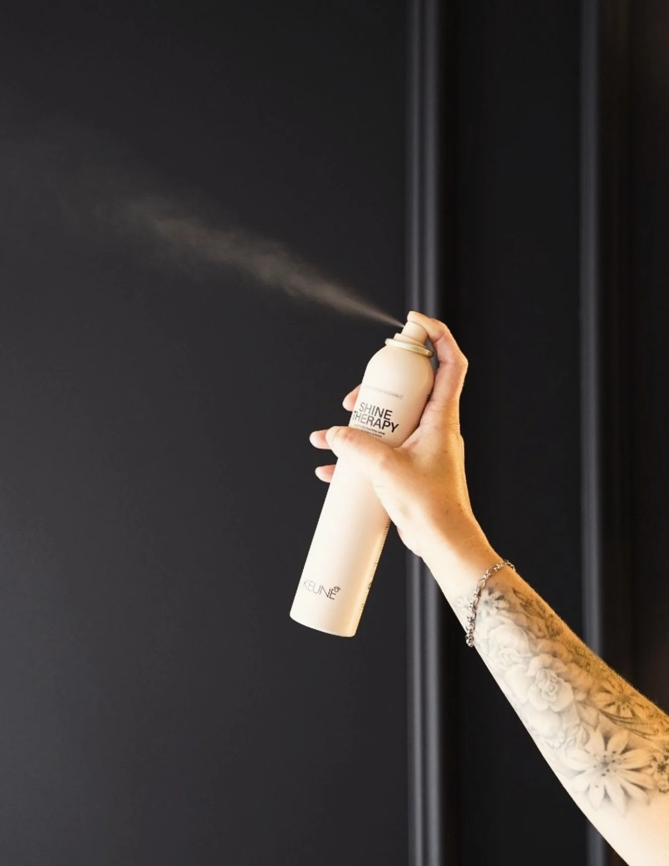 Shineee ✨Time to shine met onze producten! Zoals deze fijne haarspray. In de salon werken wij met heel veel verschillende soorten verzorgings- en stylingproducten. We kijken daarbij ook altijd goed naar welke look je wil cre&euml;ren en naar jouw haa