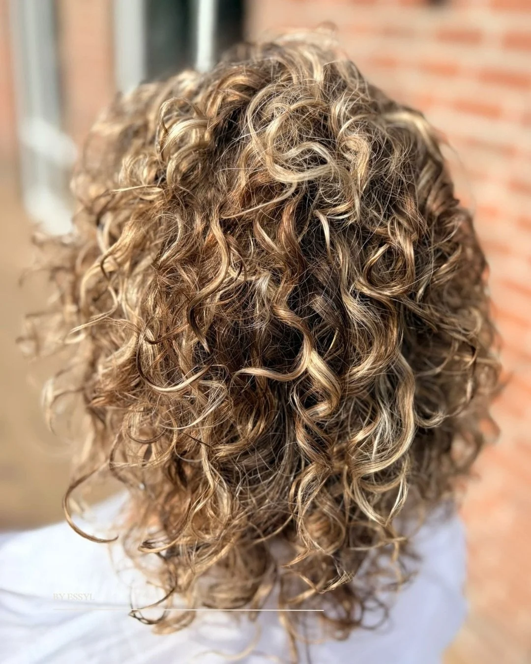 Goed nieuws voor iedereen met krullen! Er staat iets heel leuks gepland op woensdagavond 18 november 😍

Op 18 november is er namelijk een speciale avond, van 19.00-21.00 uur, waarop jij en jouw krullen helemaal in de watten worden gelegd. Jij leert 