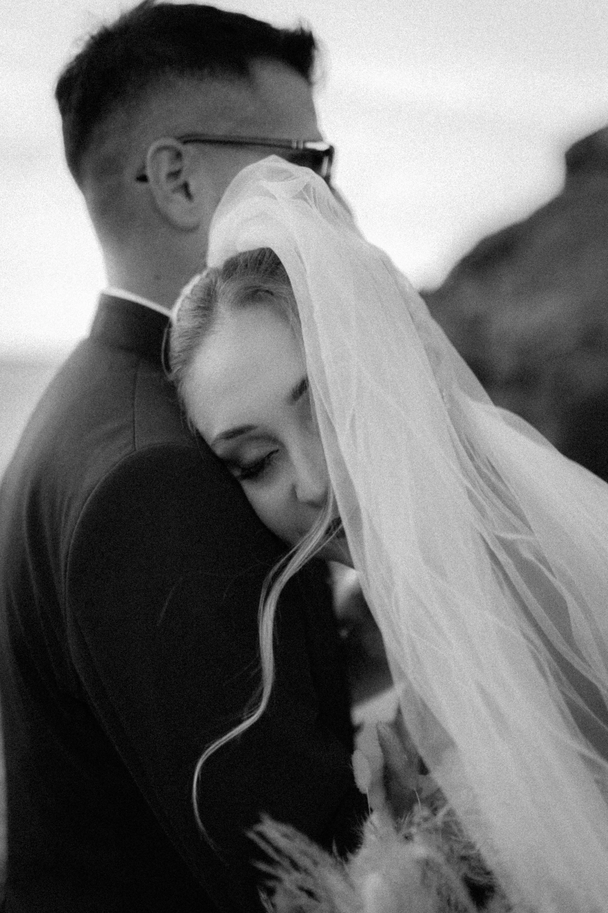 Sposi abbraccio elegante in bianco e nero, velo da sposa - fotografia matrimonio luxury Sardegna