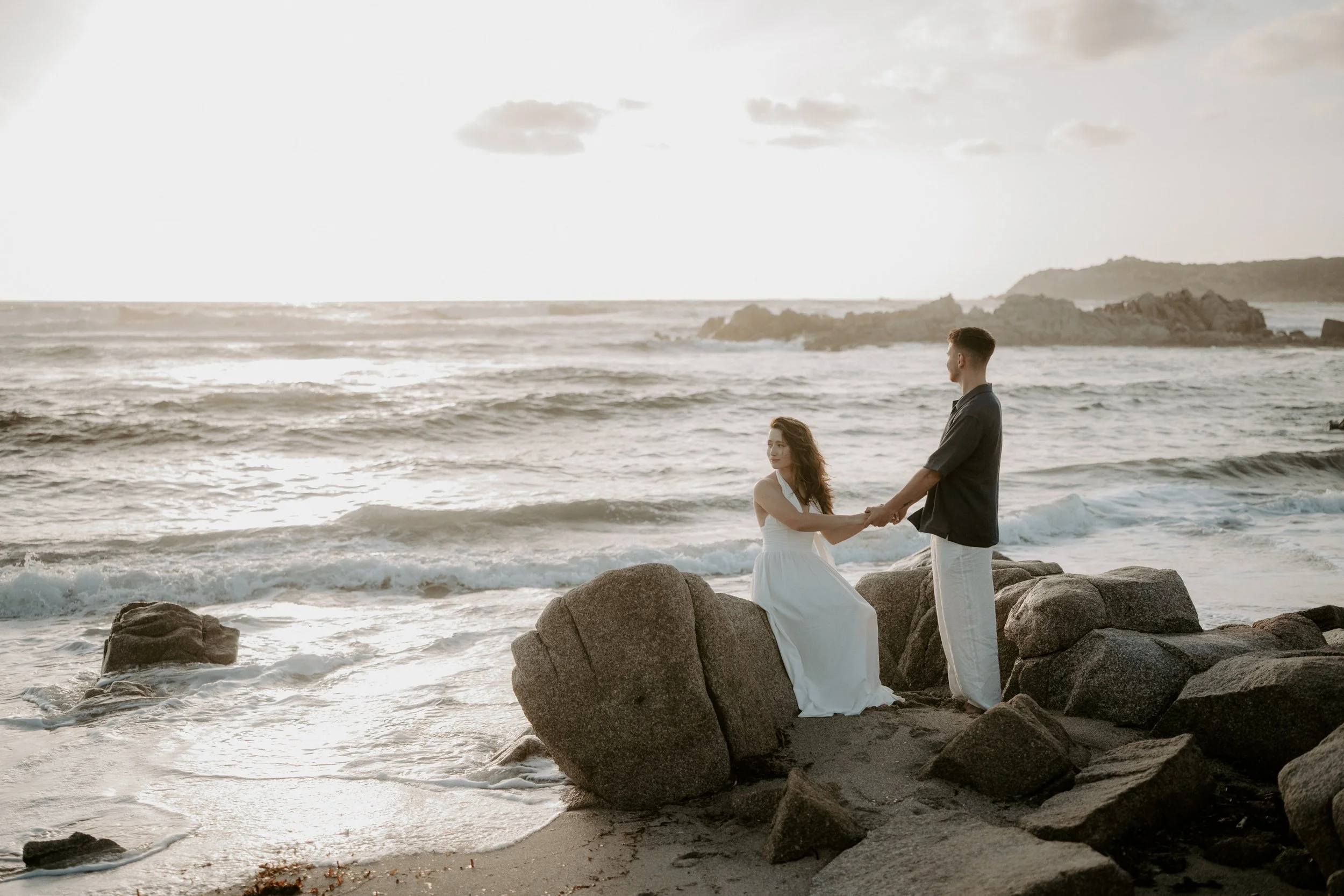 La mia fotografia è un’osservazione silenziosa. Racconto storie d’amore autentiche in Sardegna, tra luce naturale ed emozioni vere.