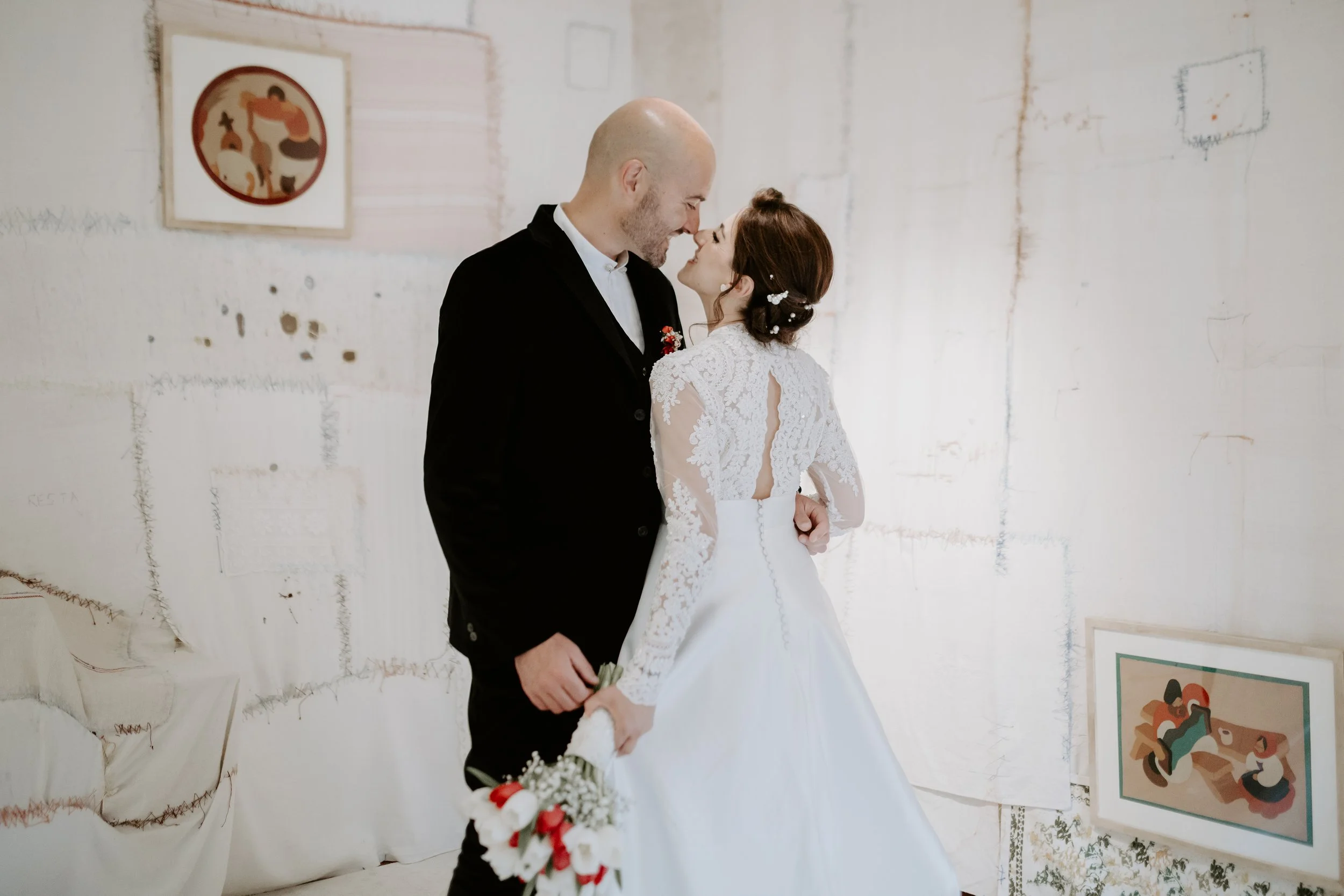 Fotografa Matrimonio Alghero: Un Dettaglio in Rosso all'Agriturismo Sa Mandra