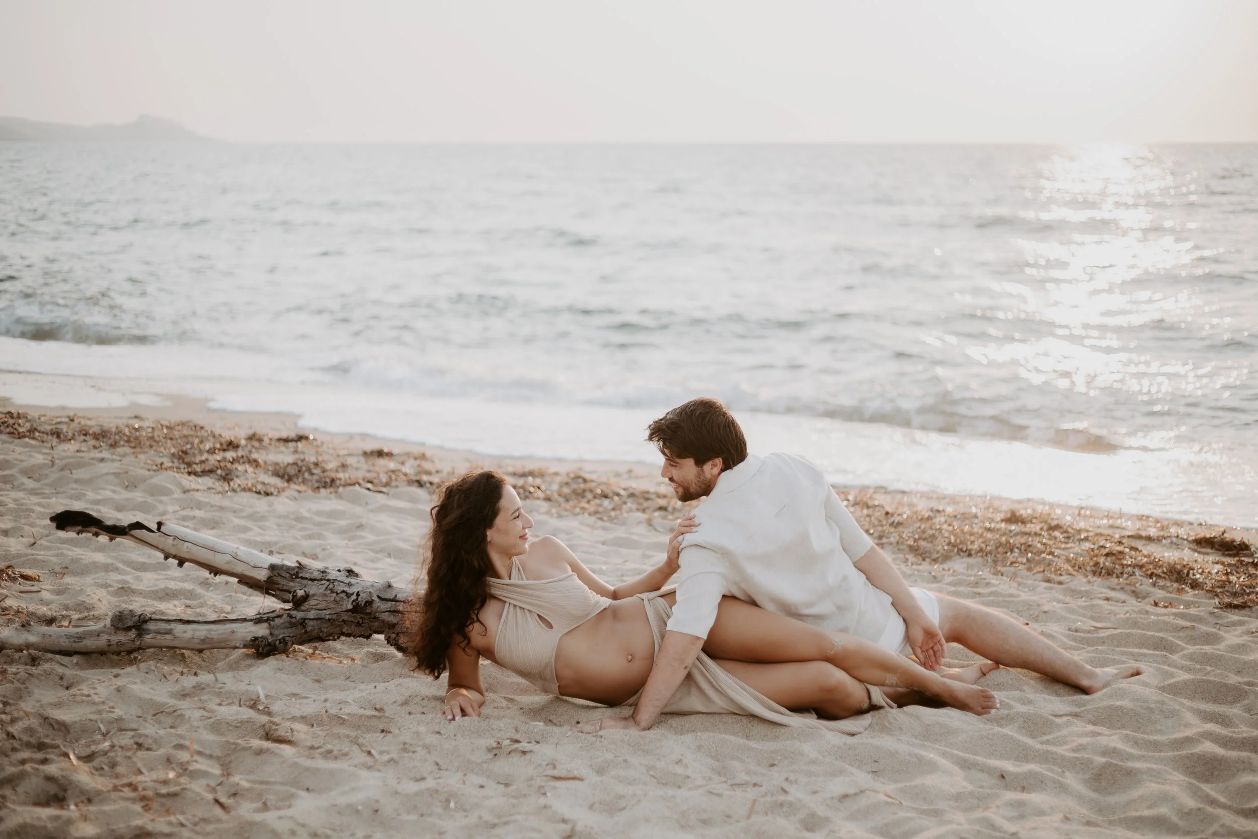 Servizio fotografico maternity in esterna al tramonto, Sardegna - Fotografa Daria Manuedda