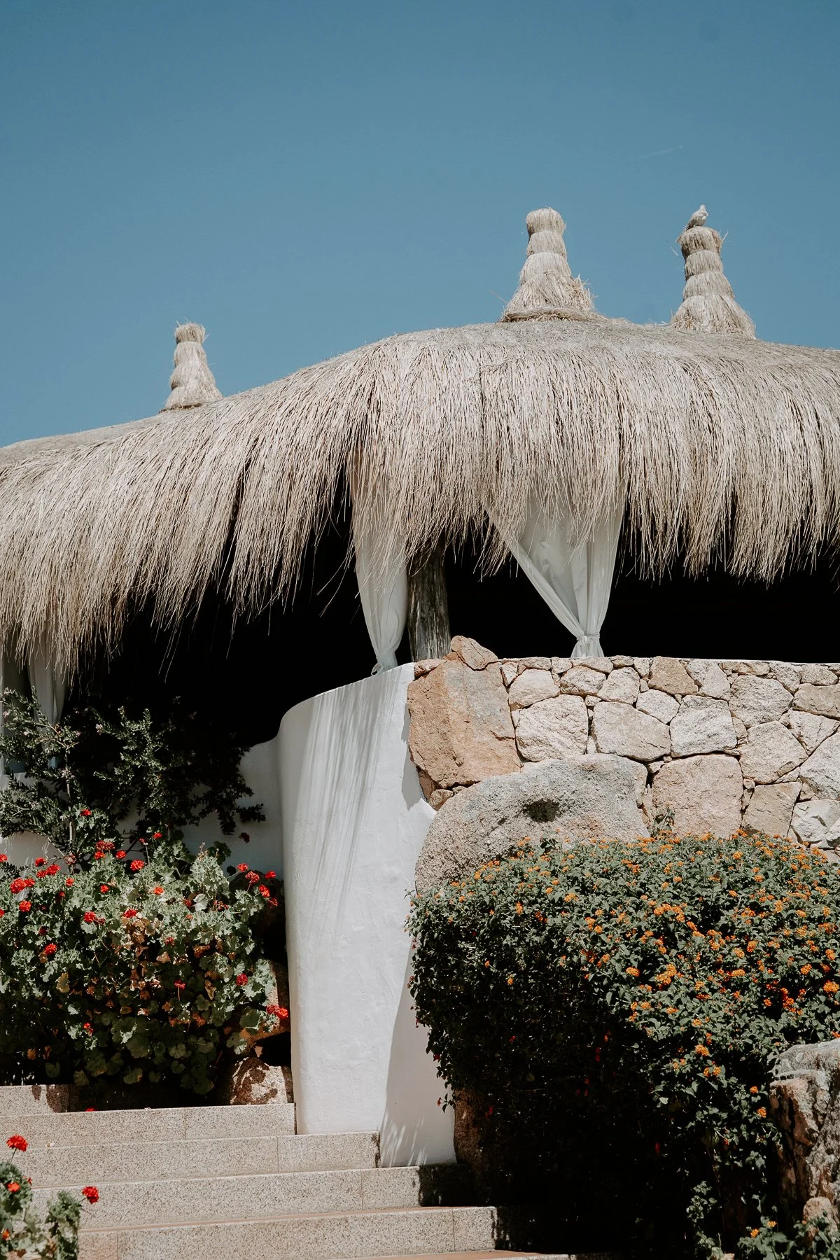 Il reportage fotografico del matrimonio elegante di Emanuele e Nicola all'Hotel Ollastu, Olbia. Ispirazioni per il tuo matrimonio in Sardegna con vista su Tavolara.