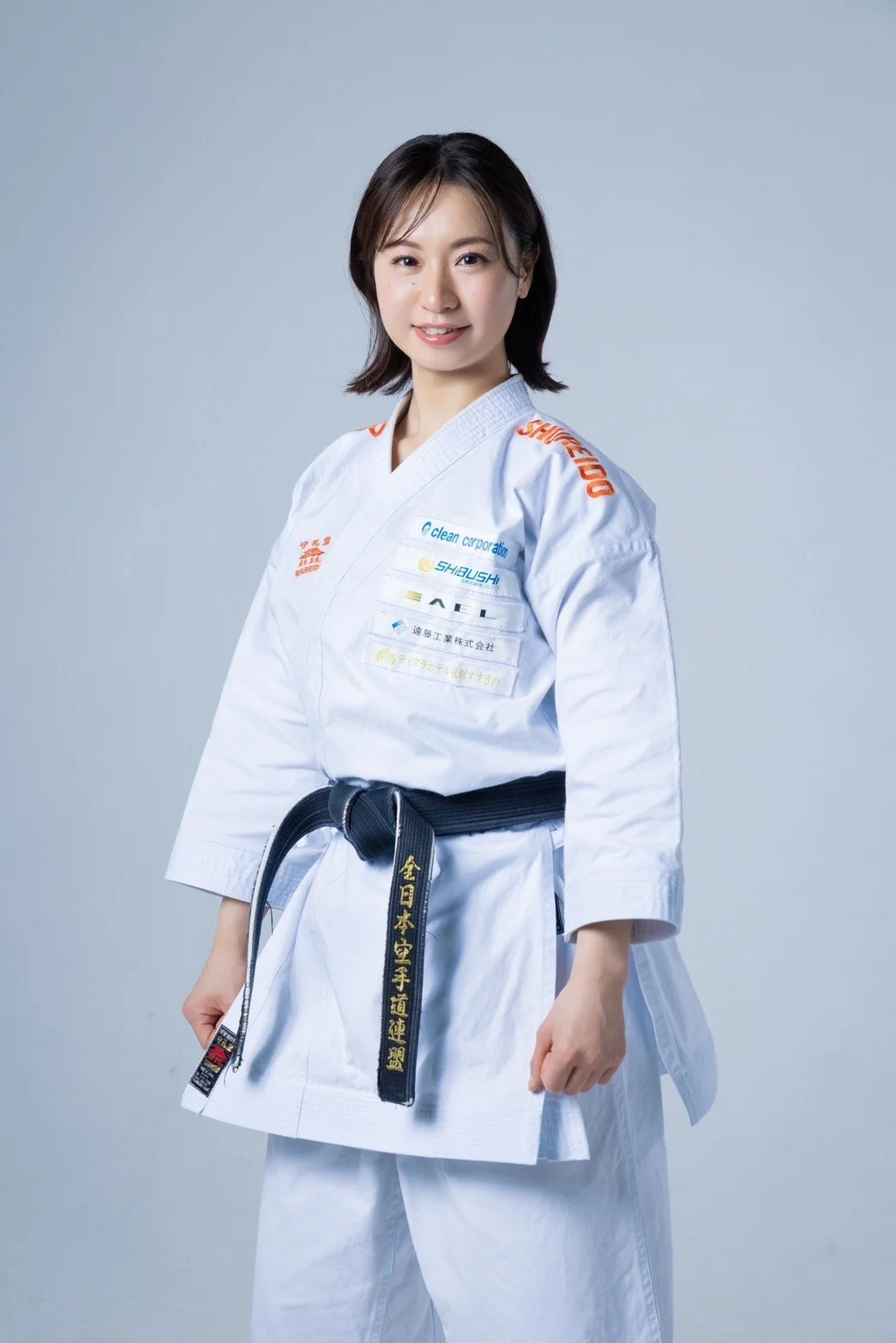 柔道を着た女性のポートレート写真
