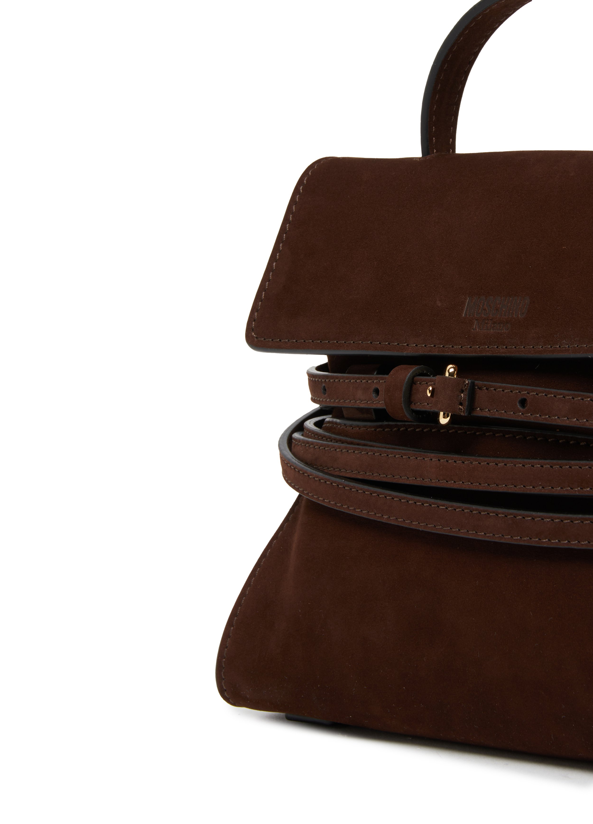 Sac à main en cuir marron avec une fermeture à boucle en or et un compartiment fermé, sur fond blanc.