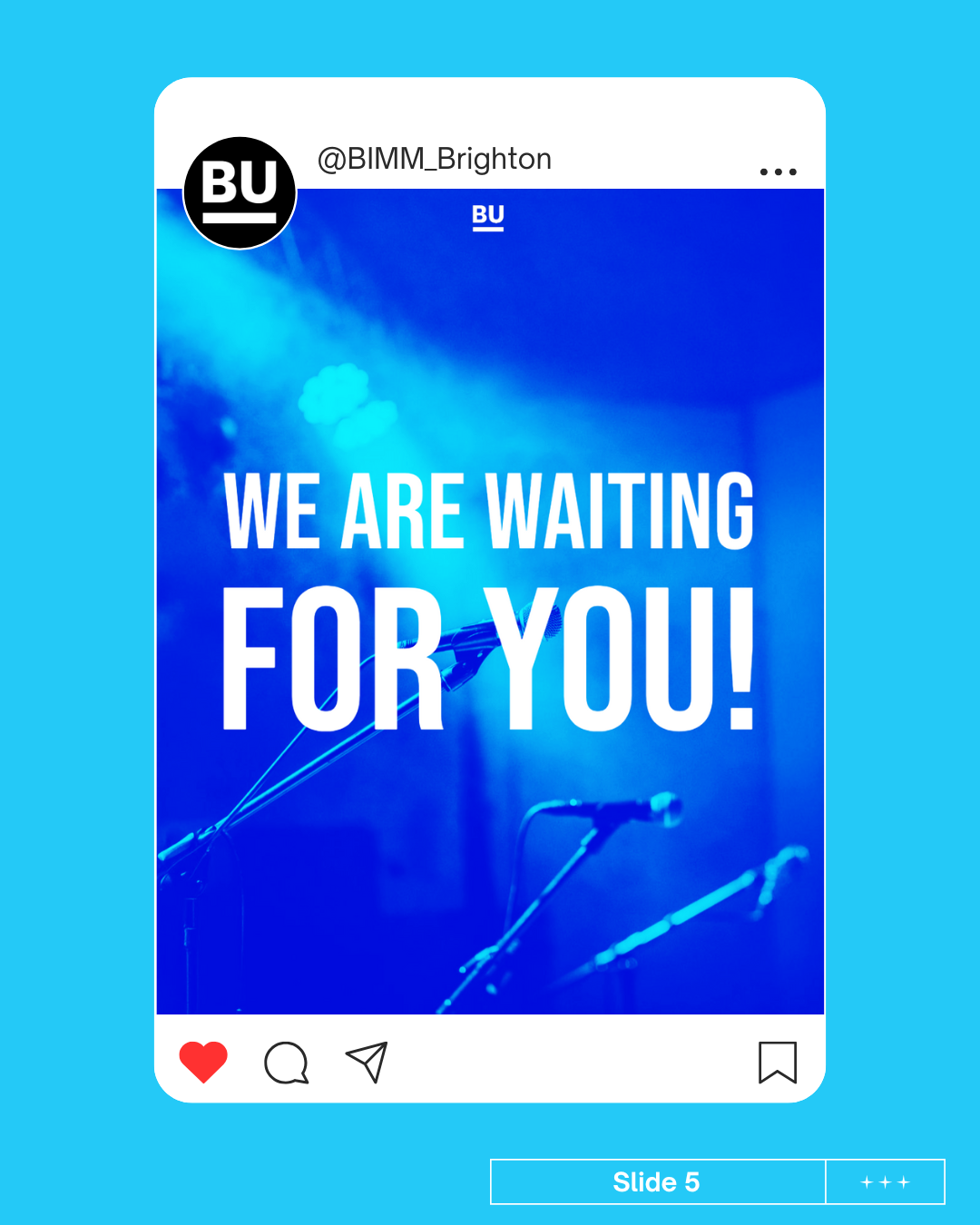 Une affiche sur un fond bleu évoquant une scène de concert avec microphones, portant le texte "Nous attendons pour vous!" en anglais.