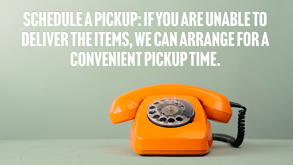 Téléphone orange ancien modèle sur une surface, avec texte en français mentionnant la planification de ramassage et la possibilité d'organiser une heure de ramassage pratique.