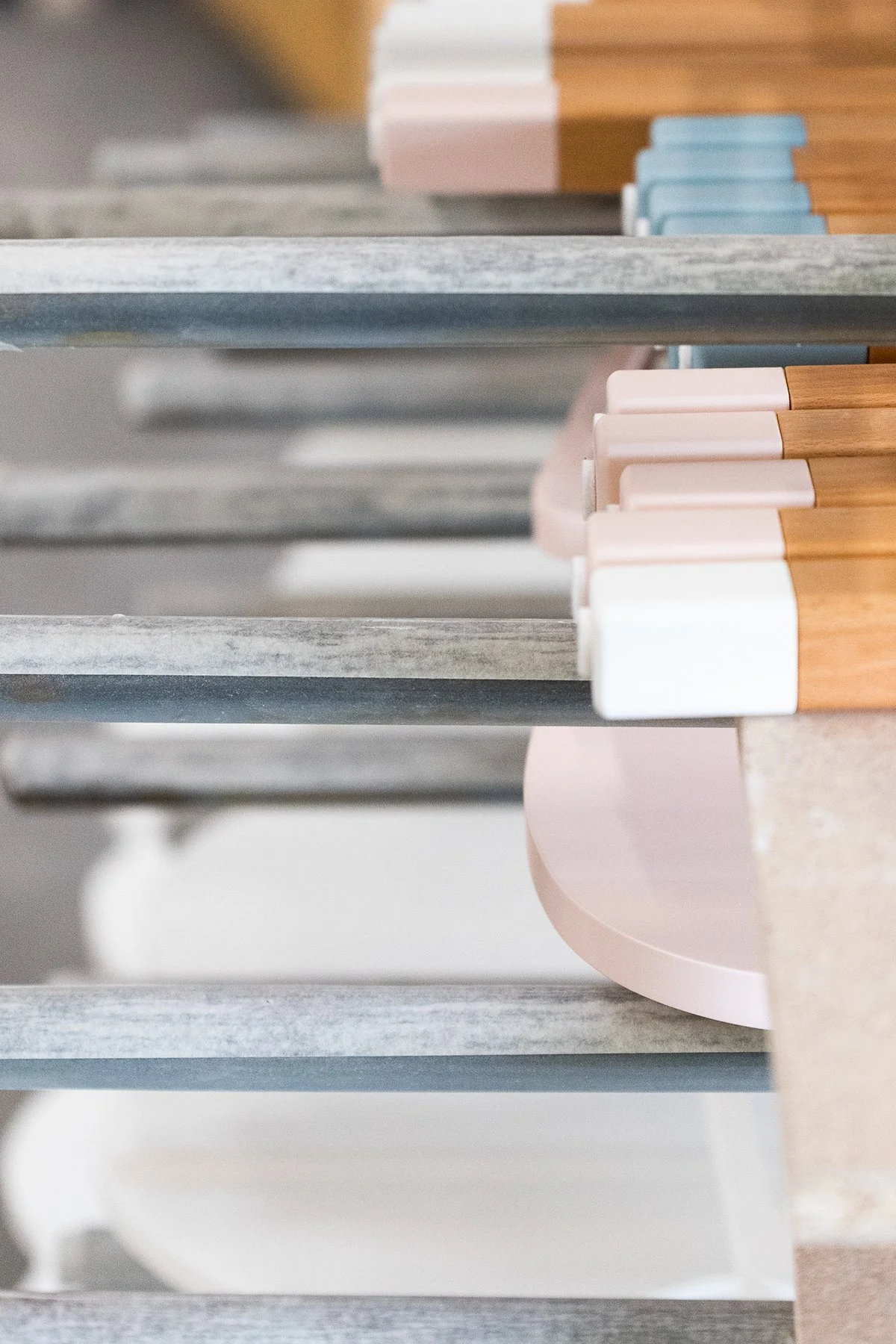 Étagères en bois peint avec des planches de bois colorées