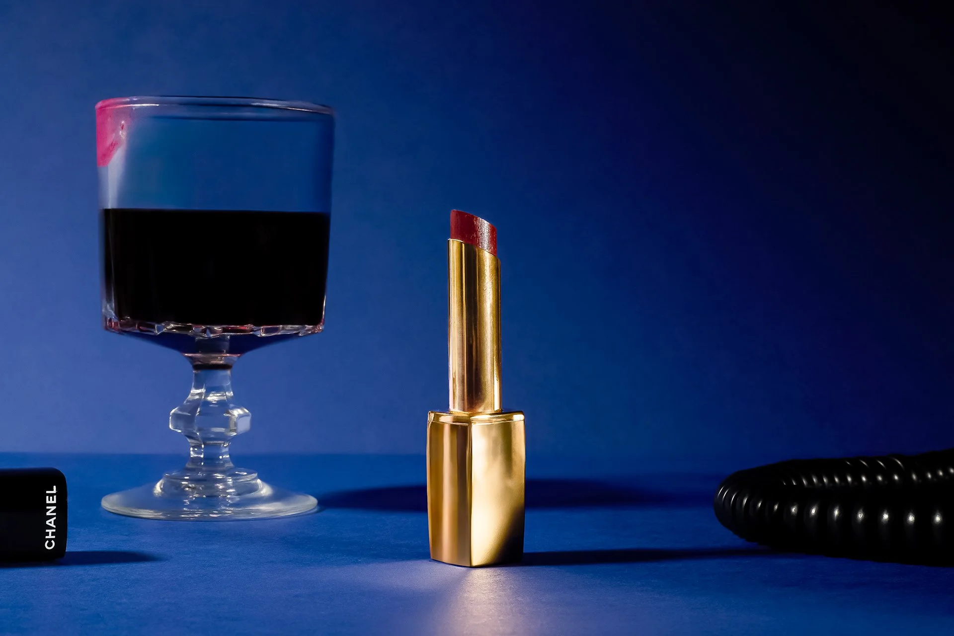 Verre de vin rouge, rouge à lèvres doré avec rouge à lèvres, boîte de maquillage Chanel
