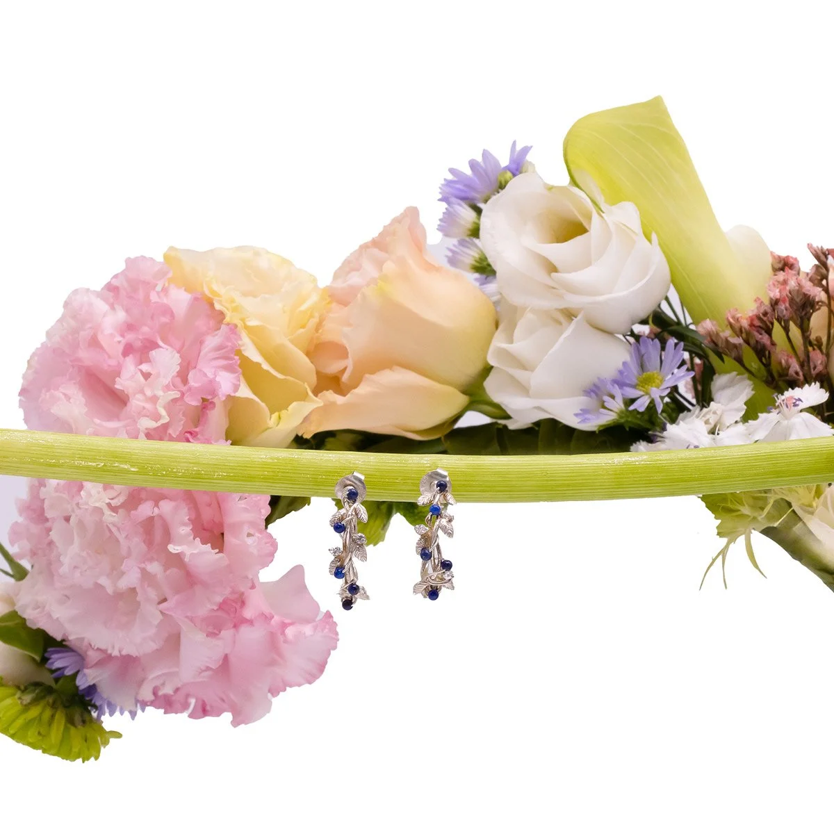 Bouquet de fleurs avec des boucles d'oreilles suspendues
