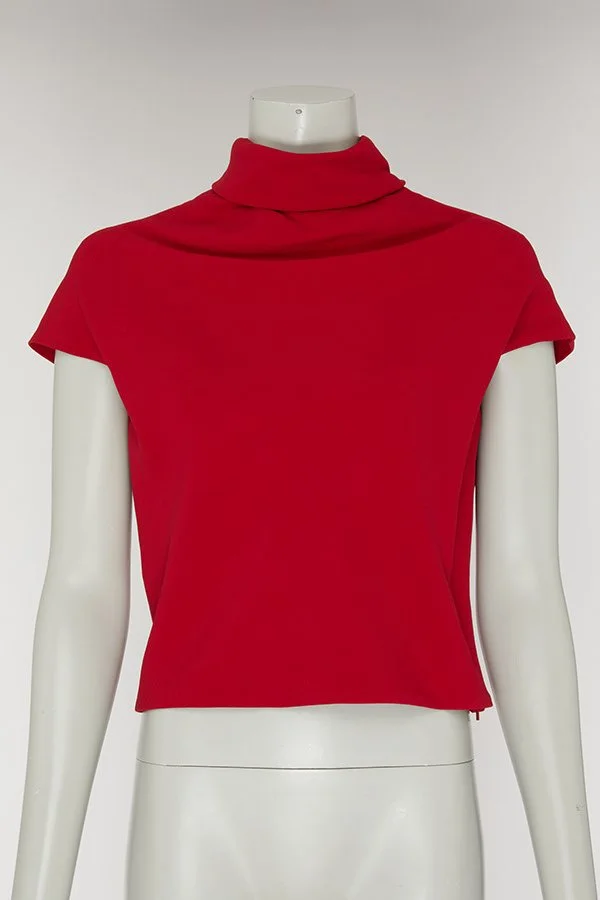 Mannequin portant un haut rouge à col roulé sans manches