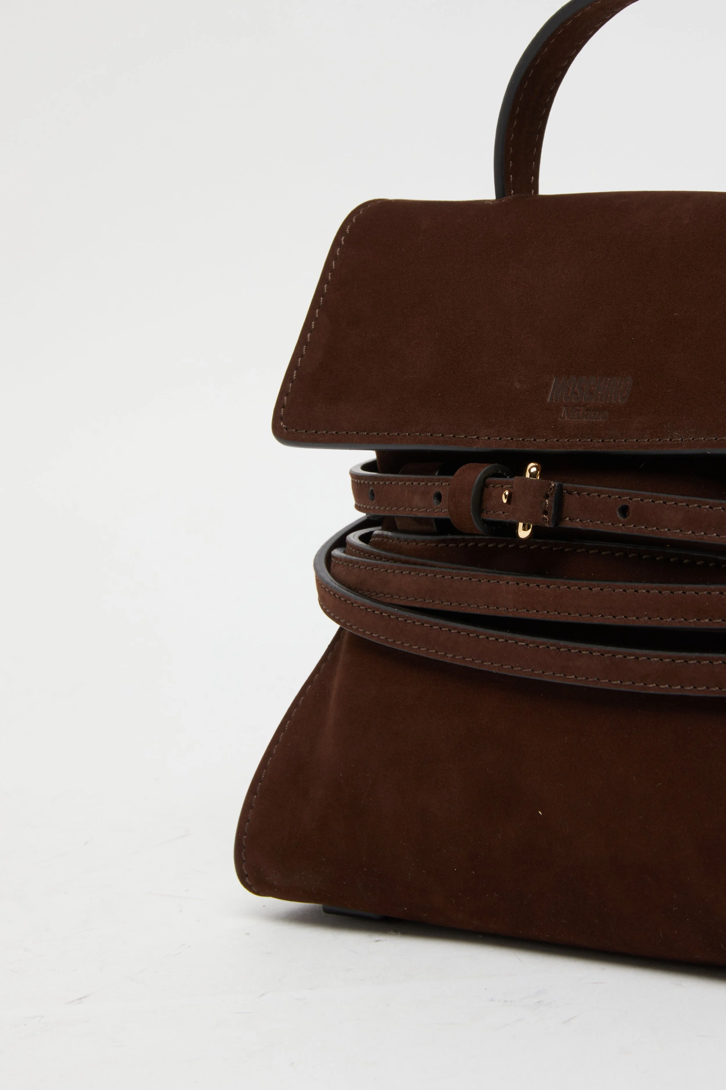 Sac à main en cuir marron avec une poche extérieure et une bandoulière, contre un fond blanc.