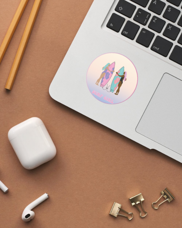 Autocollant avec deux personnes en manteau d'hiver, un en rose et l'autre en bleu, portant des surfs, avec le texte "Surfe Girl".