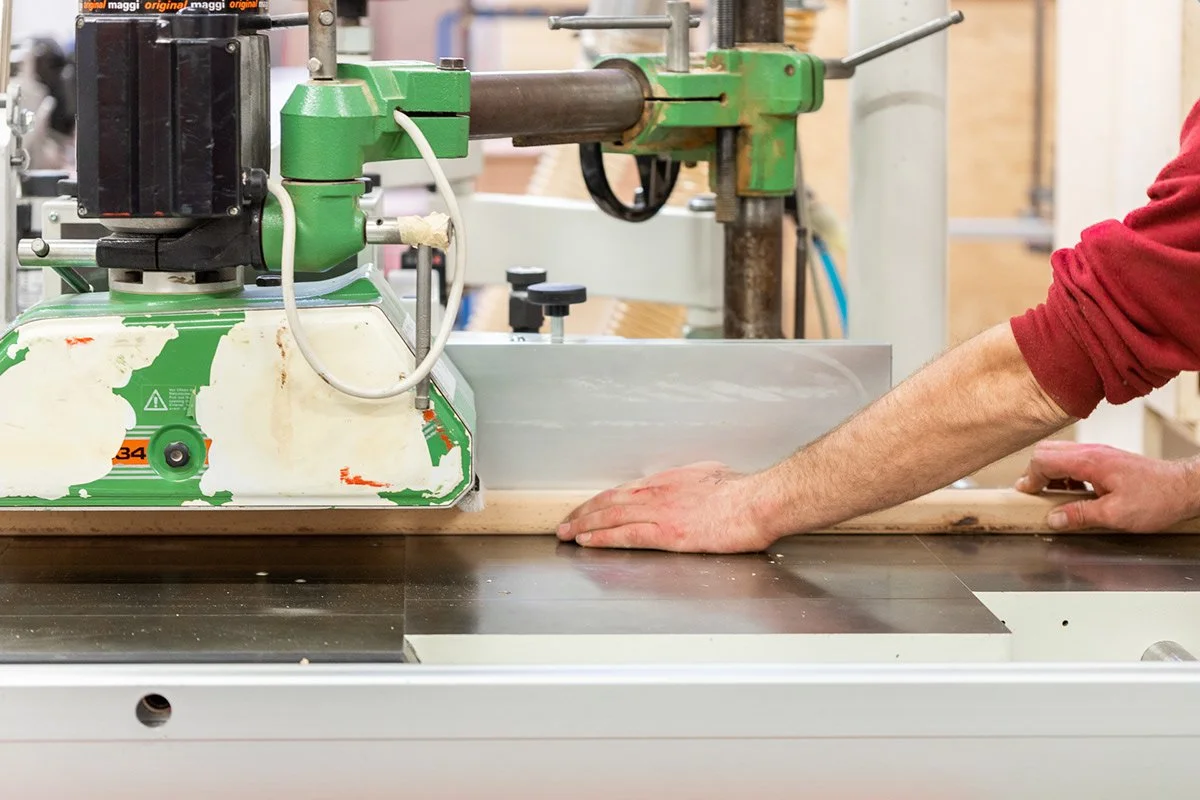 Une personne utilisant une machine dans un atelier de menuiserie.