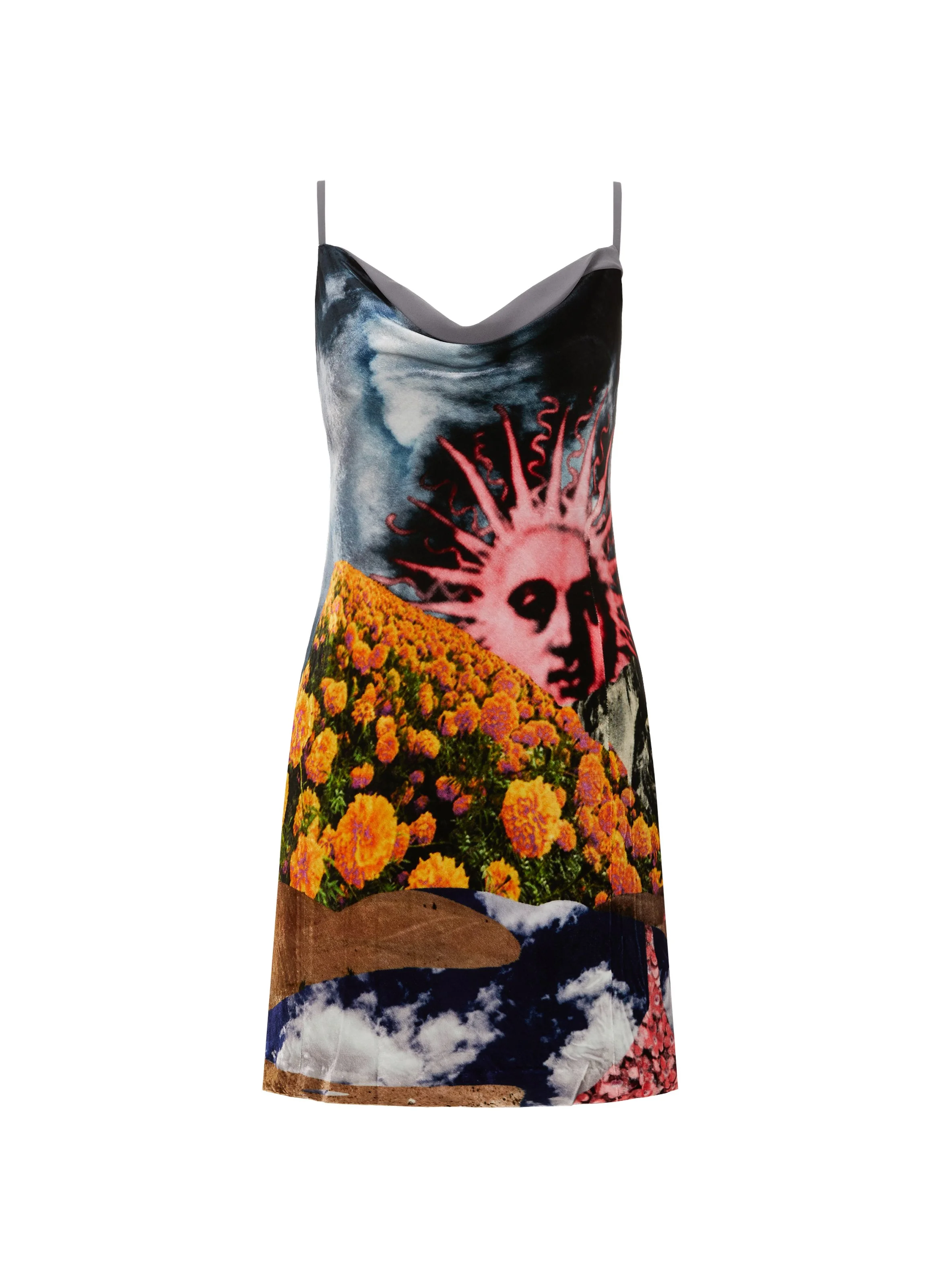 Robe à motifs artistiques avec un visage en soleil stylisé, un champ de fleurs orange, des montagnes, et un ciel nuageux.