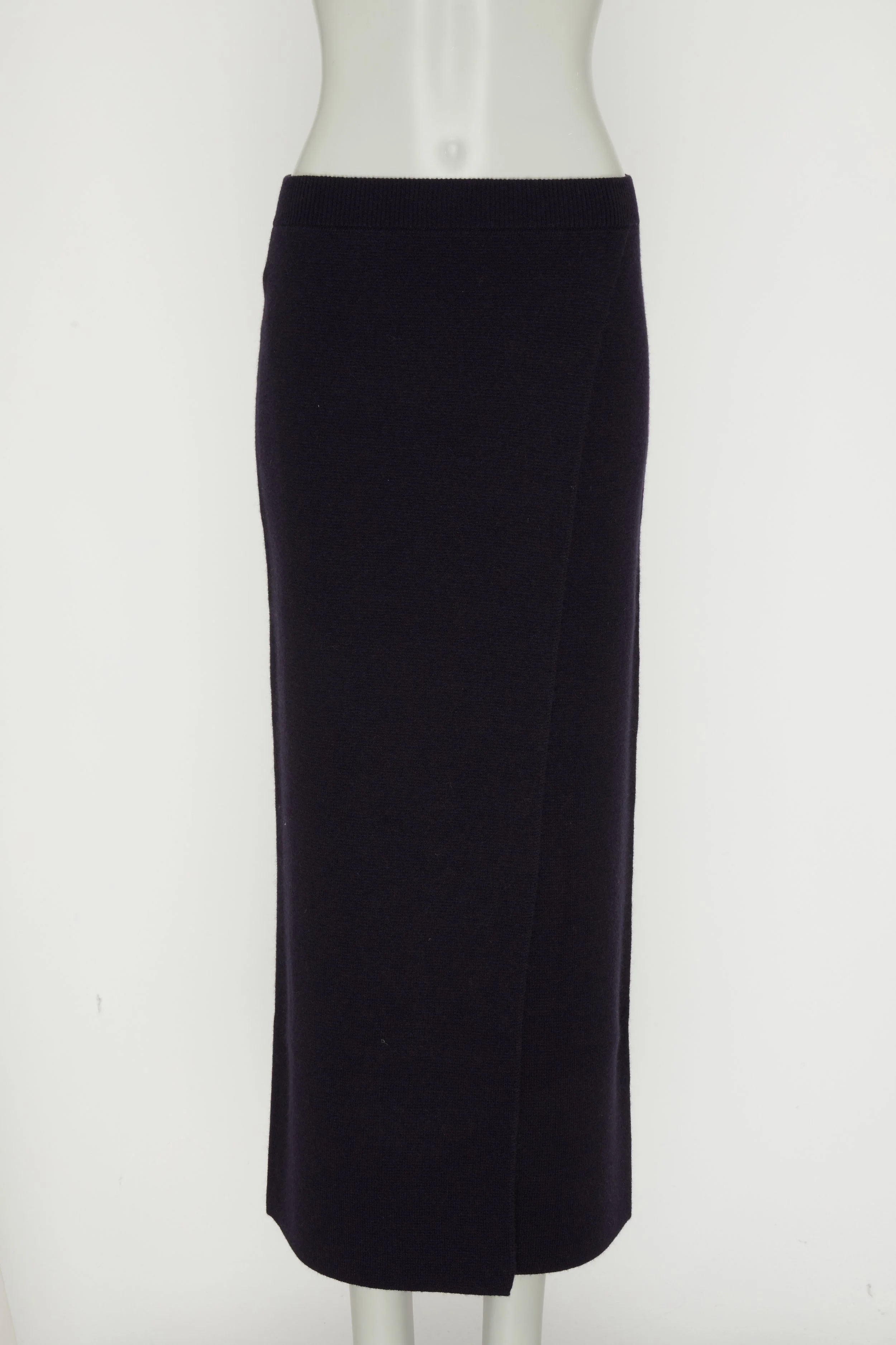 Jupe longue noire sur un mannequin.
