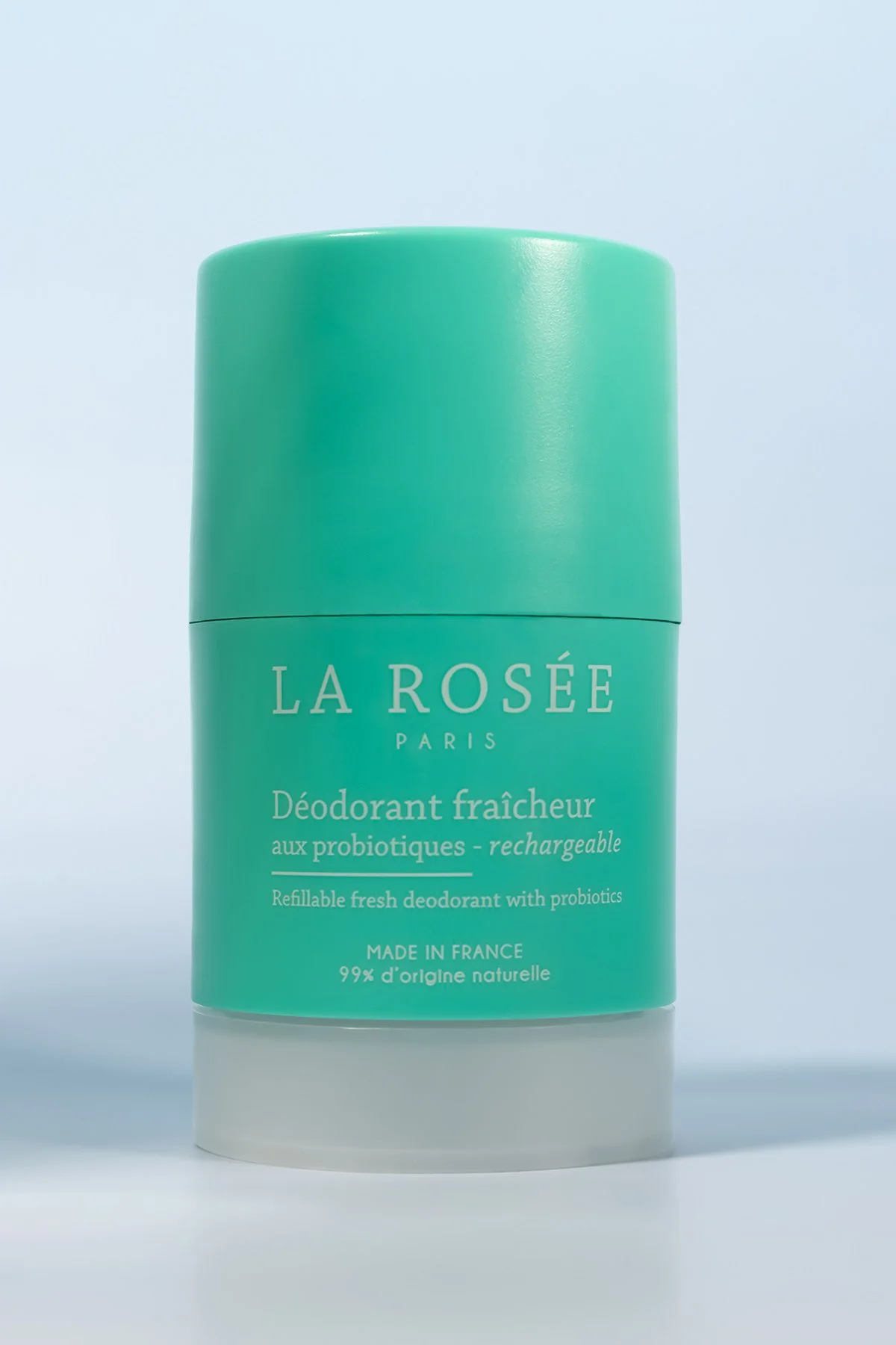 Roll-on déodorant en tube vert pastel avec texte en français et en anglais sur la pâte, posé sur fond blanc.