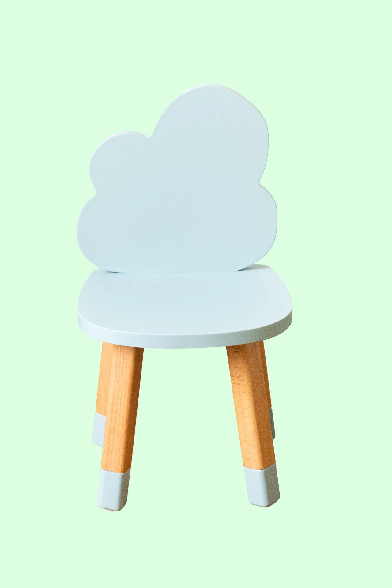 Chaise pour enfant avec un siège blanc, pieds en bois clair avec des extrémités en gris, et dossier en forme de nuage blanc