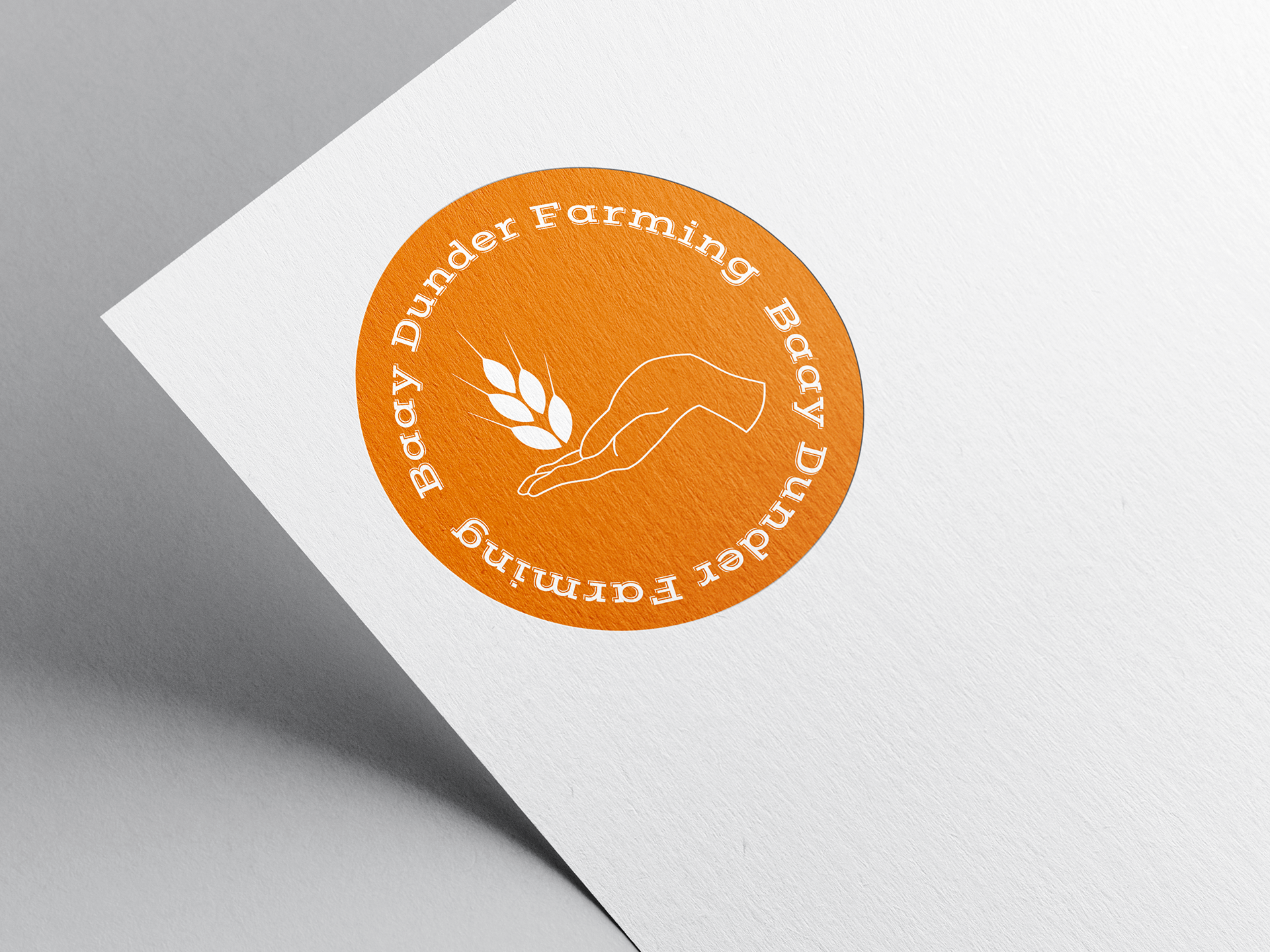 Logo orange circulaire avec une main et une tige de blé, entouré du texte 'B.C. Society Dunder Farming Backpacker Environmental'.
