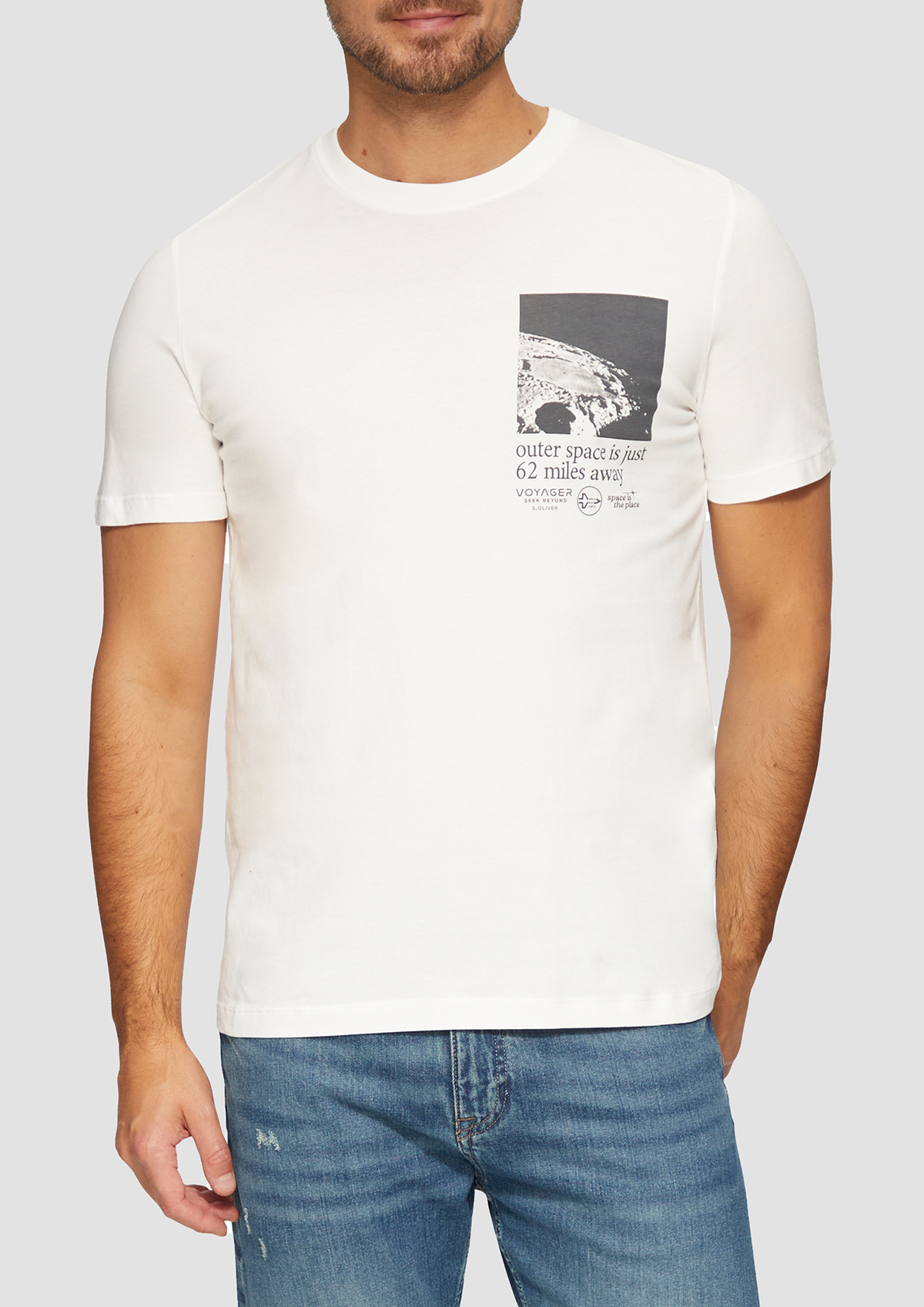 T-shirt blanc avec un graphique de la lune et une citation sur l'espace extra-atmosphérique.