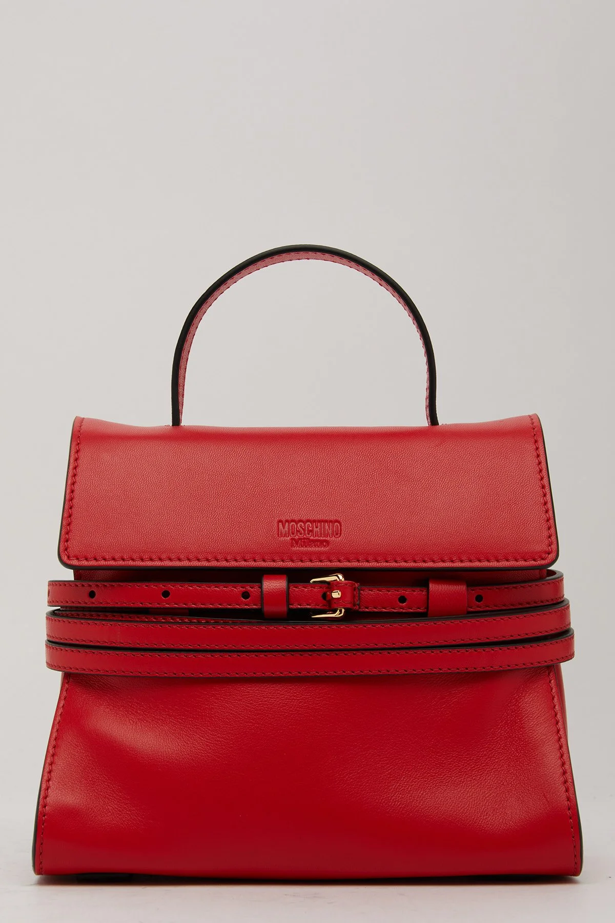 Sac à main rouge de la marque Moschino avec une poignée et trois ceintures à la mode