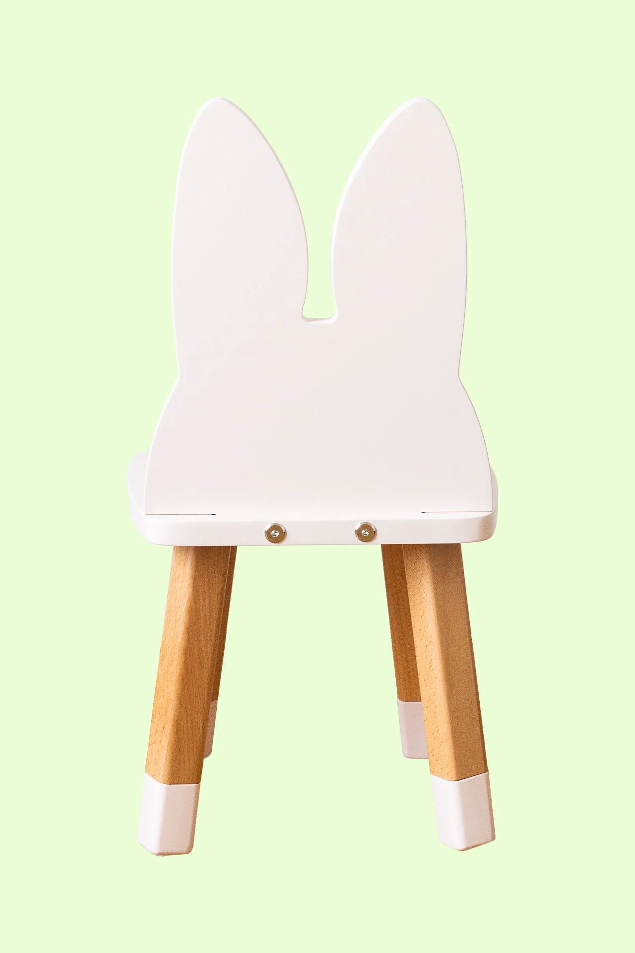 Chaise pour enfant avec dossier en forme de lapin, pieds en bois.