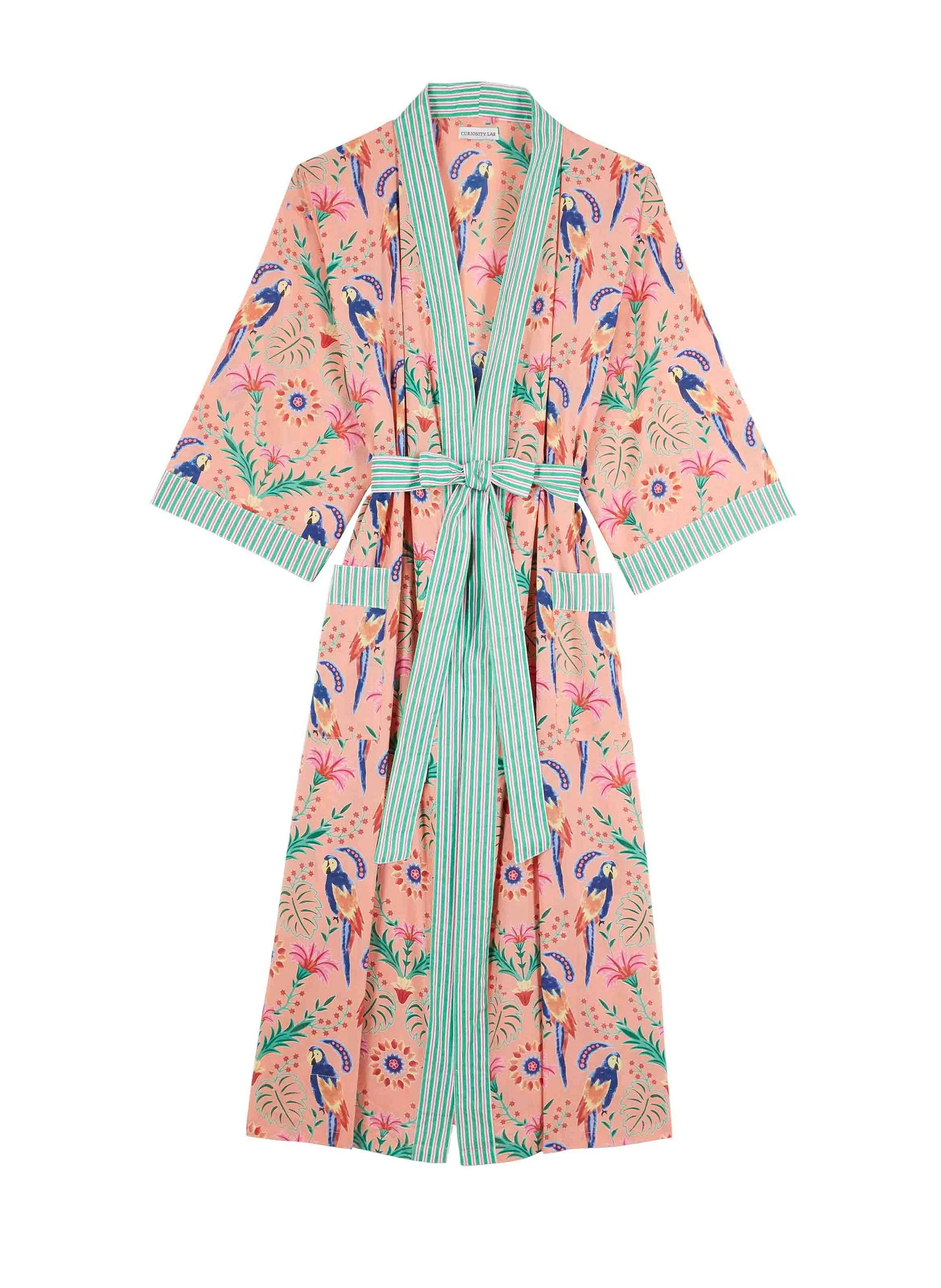 Kimono rose avec motif de perroquets et de fleurs, avec ceinture à rayures vertes et blanches.