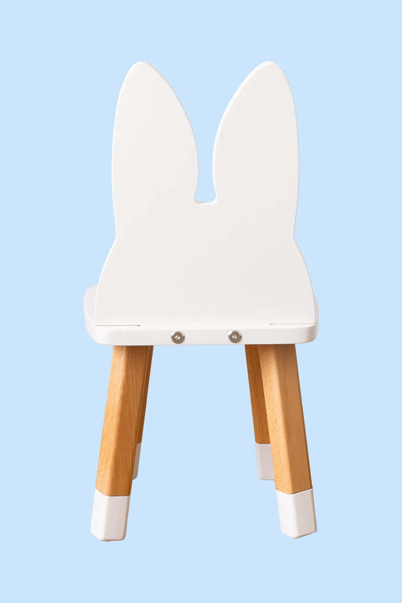 Chaise enfant avec dossier en forme de lapin, pieds en bois, fond bleu