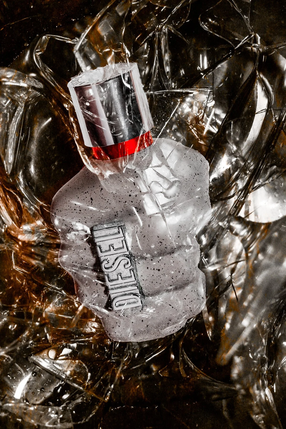 Déchets métalliques et plastique, incluant une capsule de bouteille en alu et un bout de plastique avec le mot « DESIRE » écrit dessus.