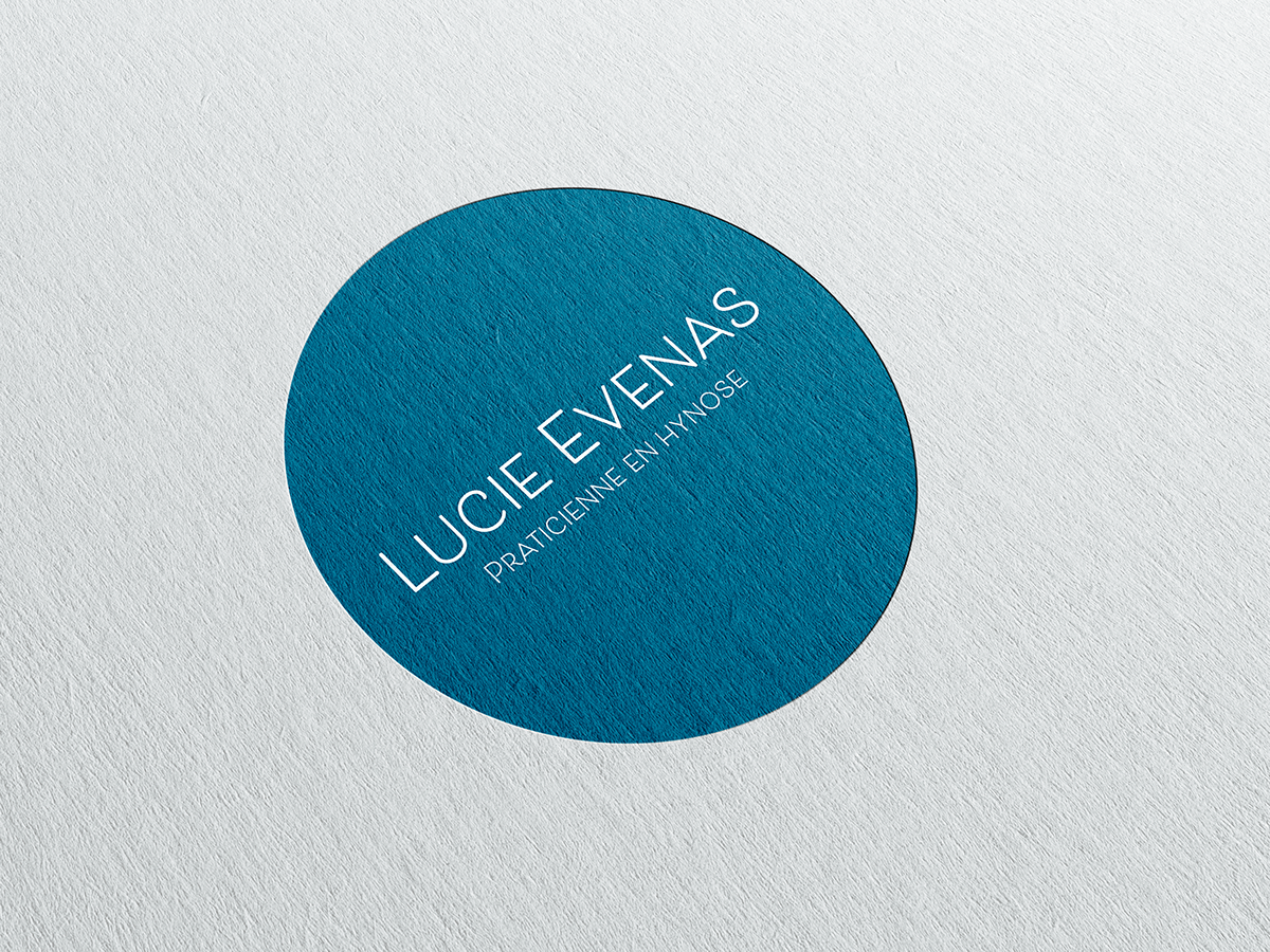 Un graphique circulaire bleu avec le texte en français "LUCIE ÉVENAS PRINCIPICNE EN HYNOSE".