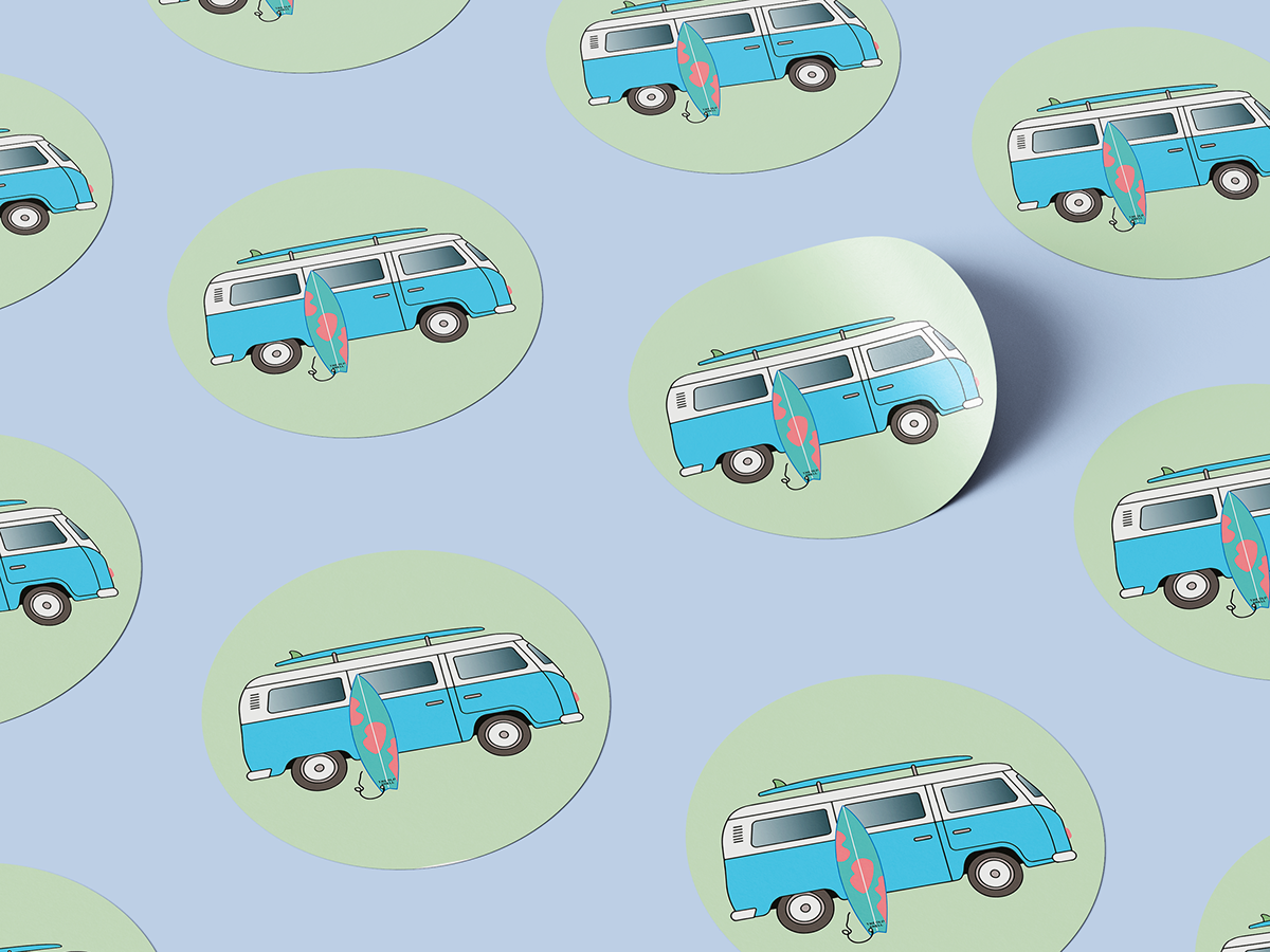 Motif de fond avec des vans bleues parkées sur l'herbe, avec une planche de surf à côté, sur un fond bleu clair