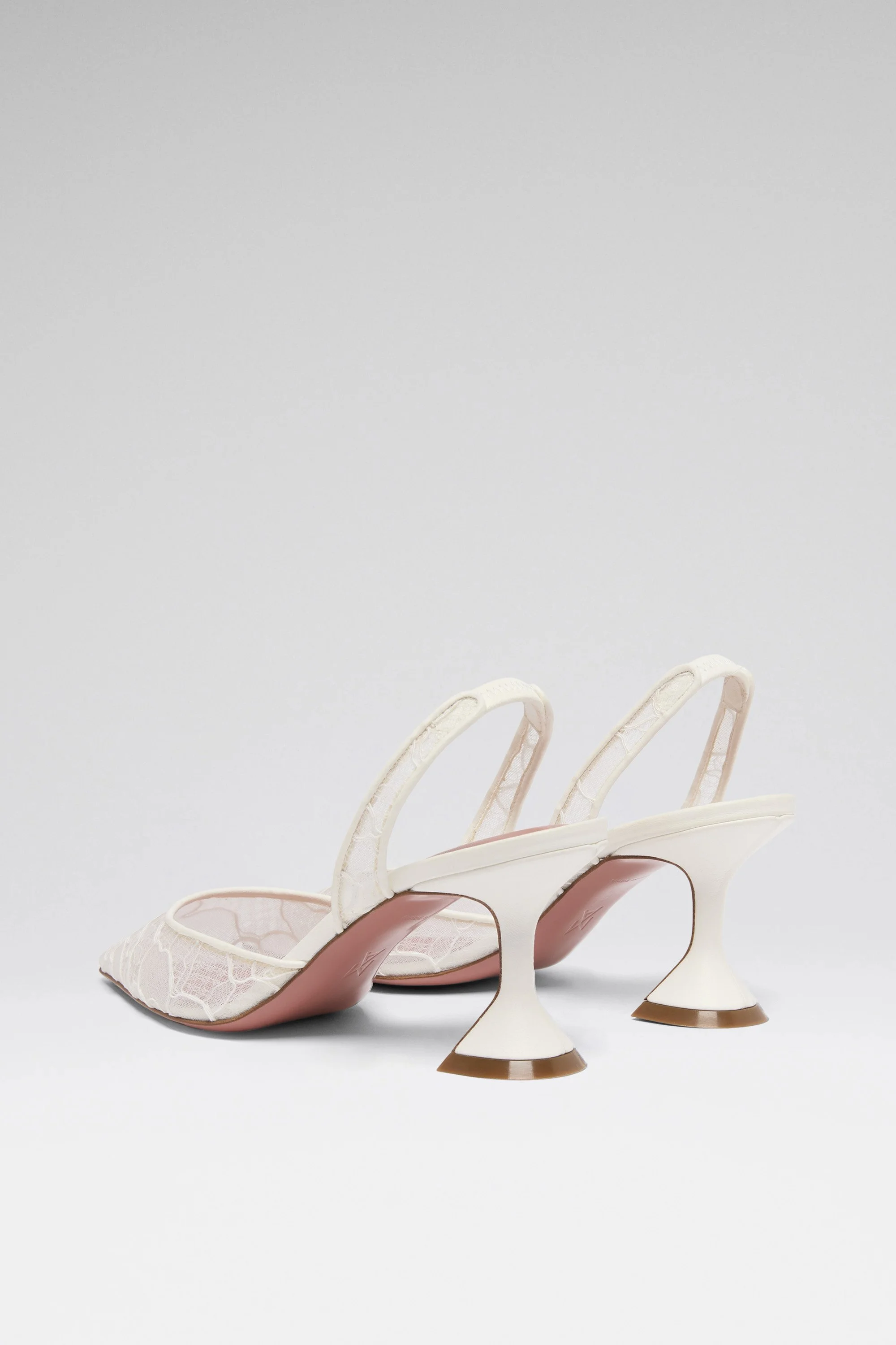 Escarpins à talons haut en dentelle beige avec semelle rose et talons en forme de casserole, vues de côté sur fond blanc.