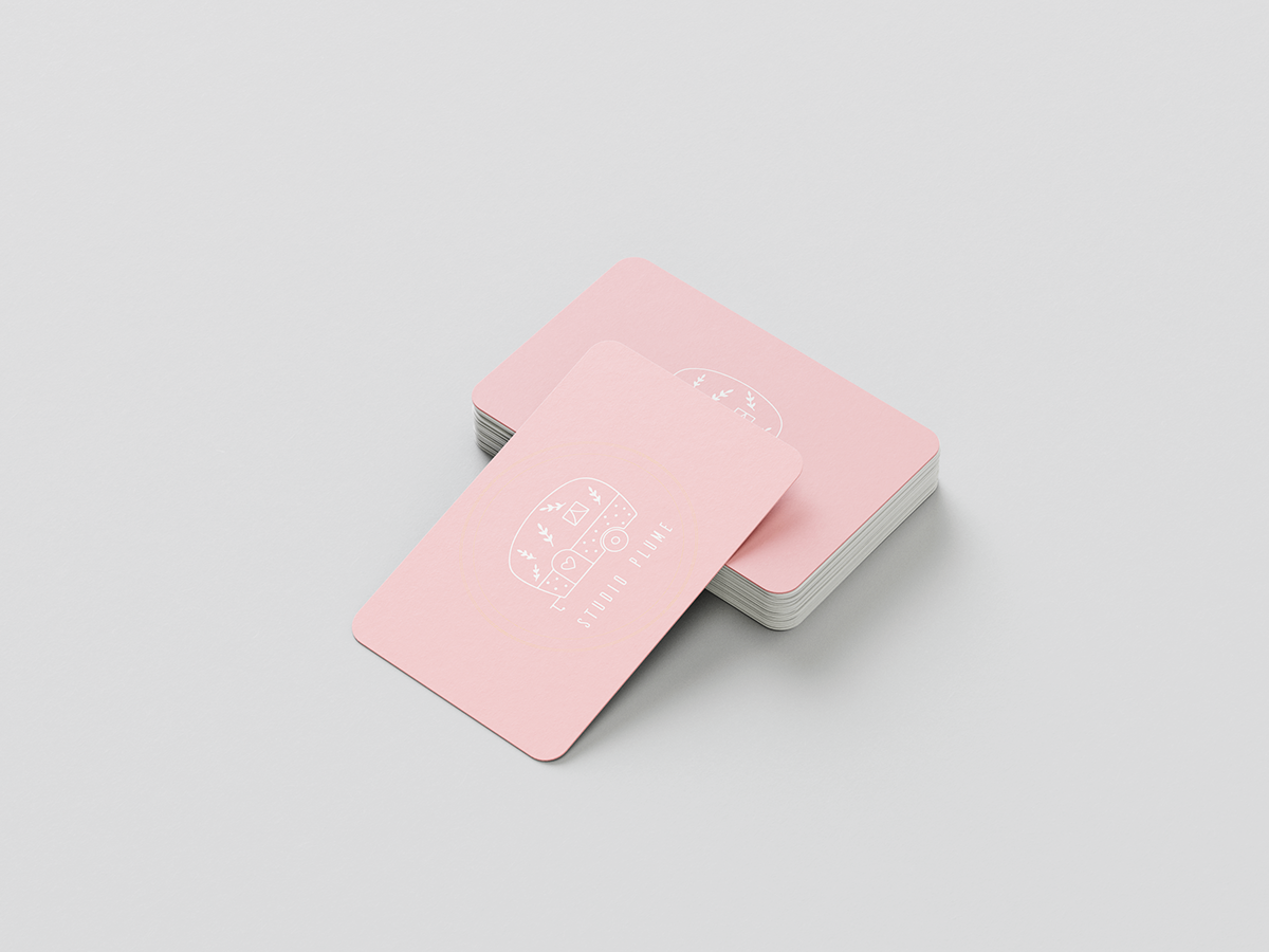 Paquet de cartes de visite rose avec le logo "STUDIO PLUME"