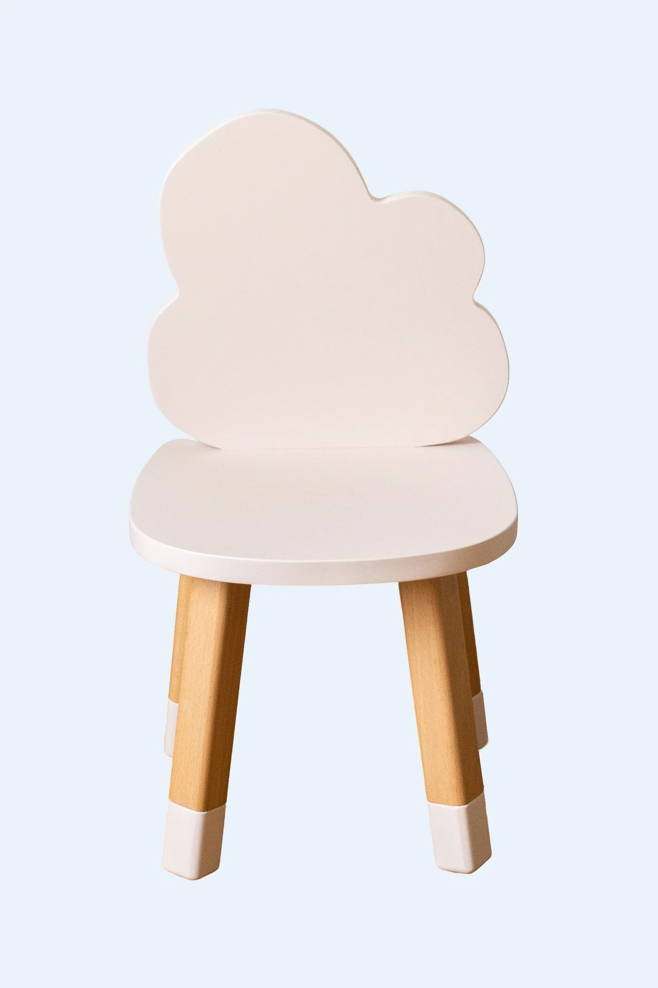 Chaise pour enfant avec dossier en forme de nuage, pieds en bois et embouts en plastique blanc.