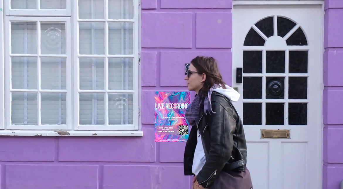 Une femme en manteau en cuir marche devant un mur violet avec une fenêtre blanche et une affiche pour un enregistrement en direct à proximité d'une porte d'entrée blanche.